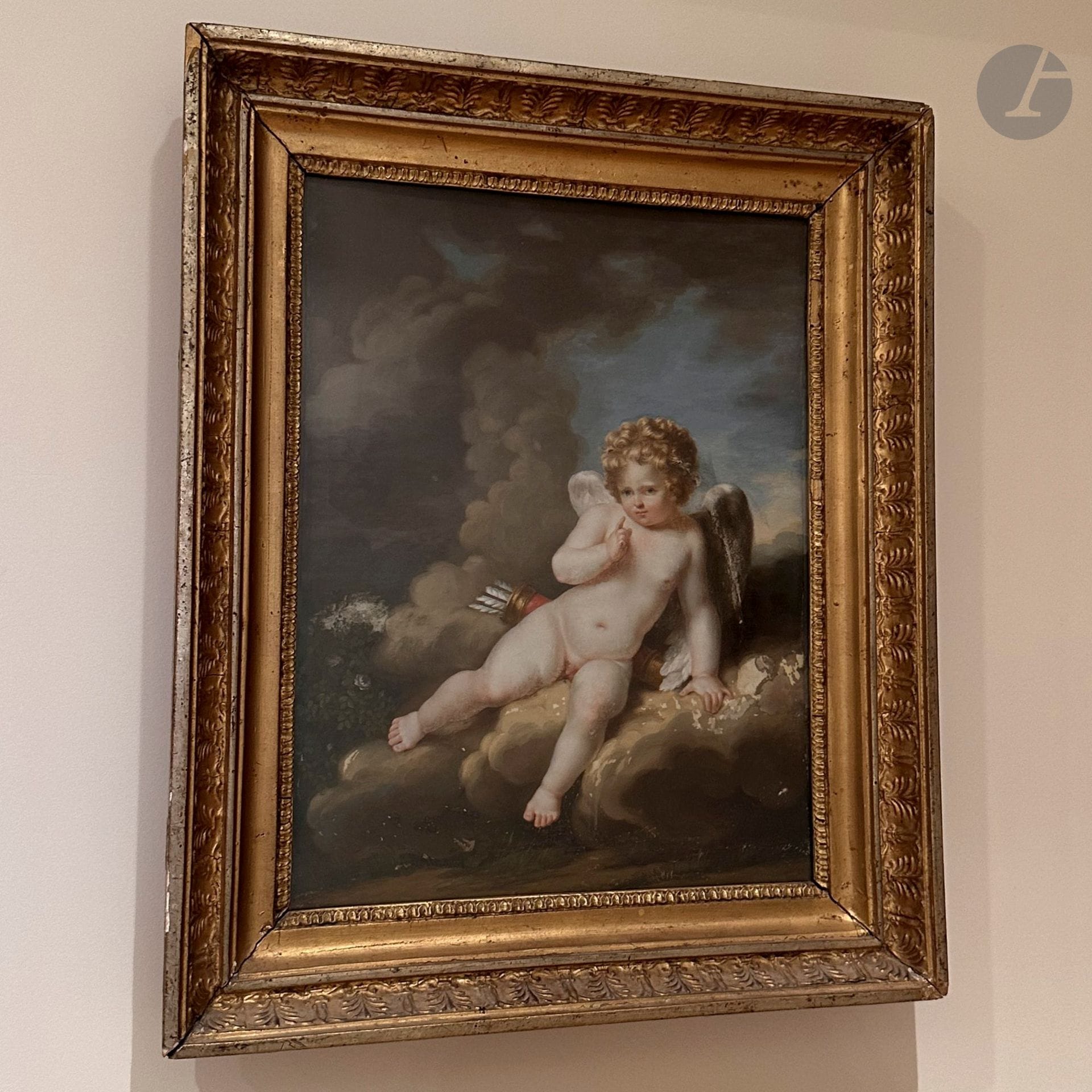 Dans le goût du XVIIIe siècle 
Cupidon
Huile sur carton.
H. : 33,5 cm, L. : 25,5 cm 
Avec cadre : H. : 44 cm, L. : 36 cm
(Manques).
