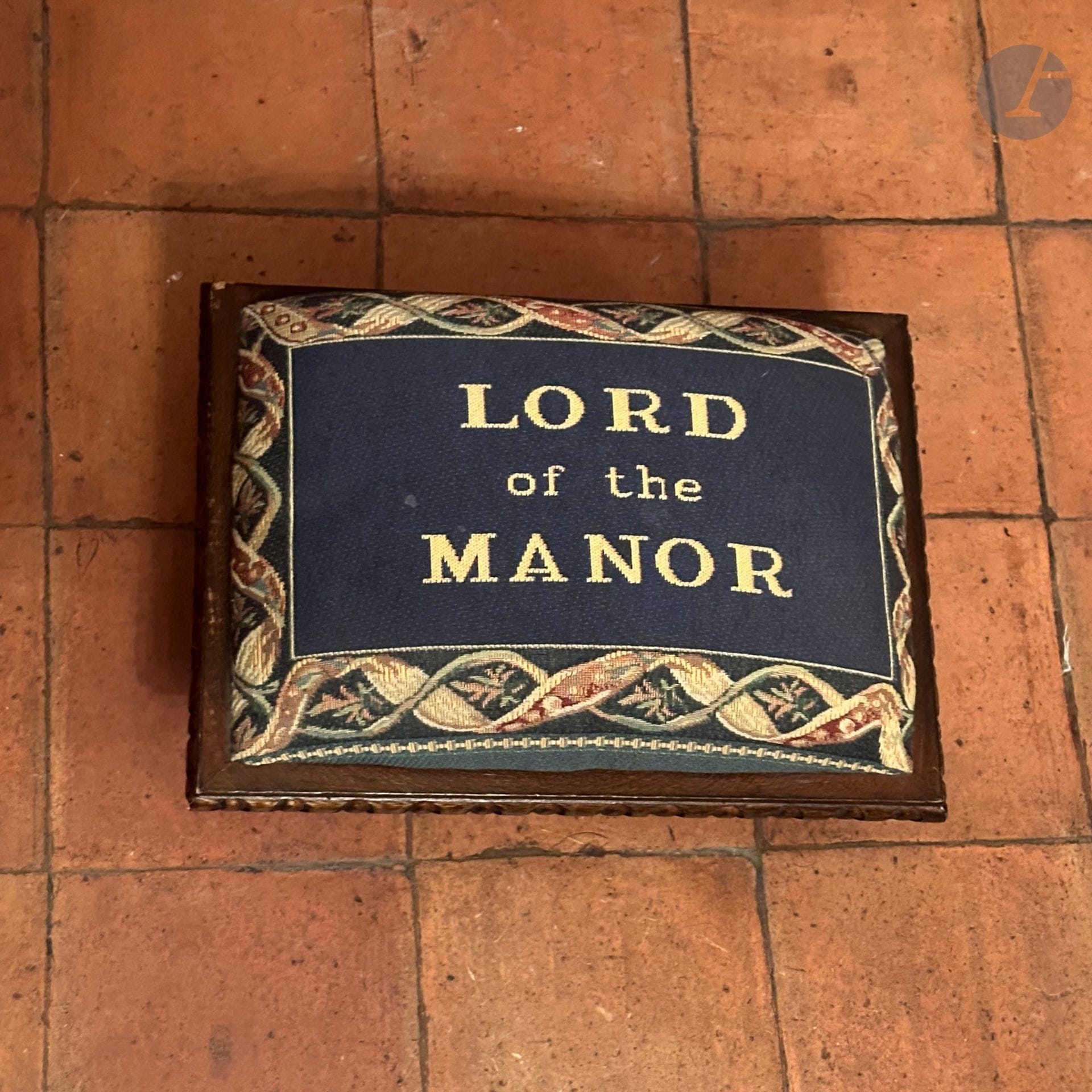 Repose-pied en bois naturel. Tapisserie "Lord of the Manor". 
H. : 19 cm, L. : 39 cm, P. : 29 cm