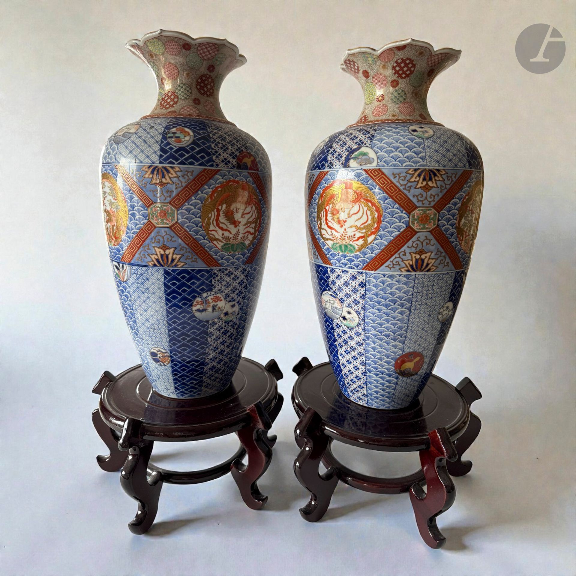 JAPON, ÉPOQUE MEIJI (1868 - 1912)
Paire de vases corolles en porcelaine polychrome à fond bleu. 
Marque Fukagawa.
On y joint deux socles en bois.
H. : 54 cm
(Restaurations).