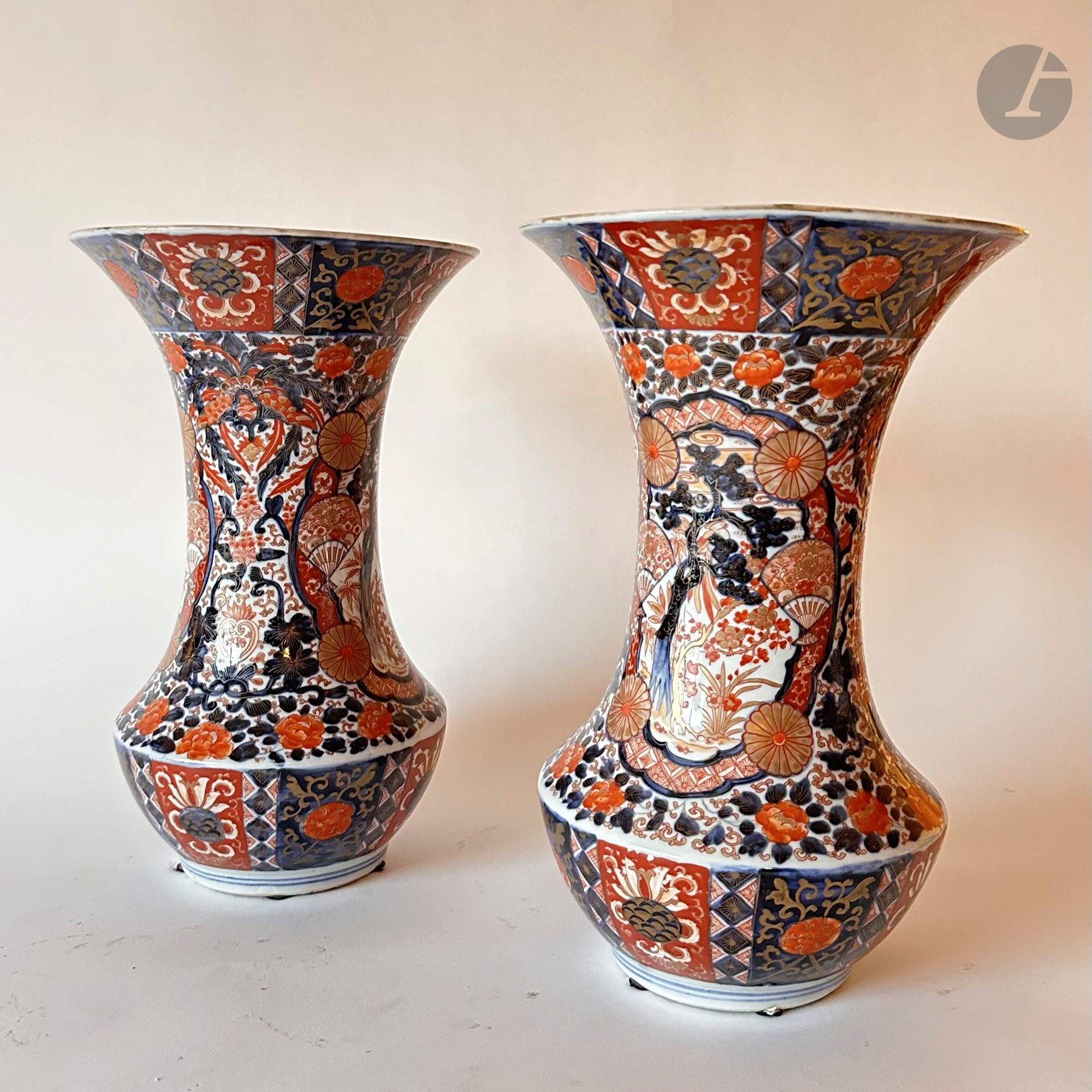 JAPON, ÉPOQUE MEIJI (1868-1912) 
Paire de vases en porcelaine à décor Imari.
H. : 35 cm