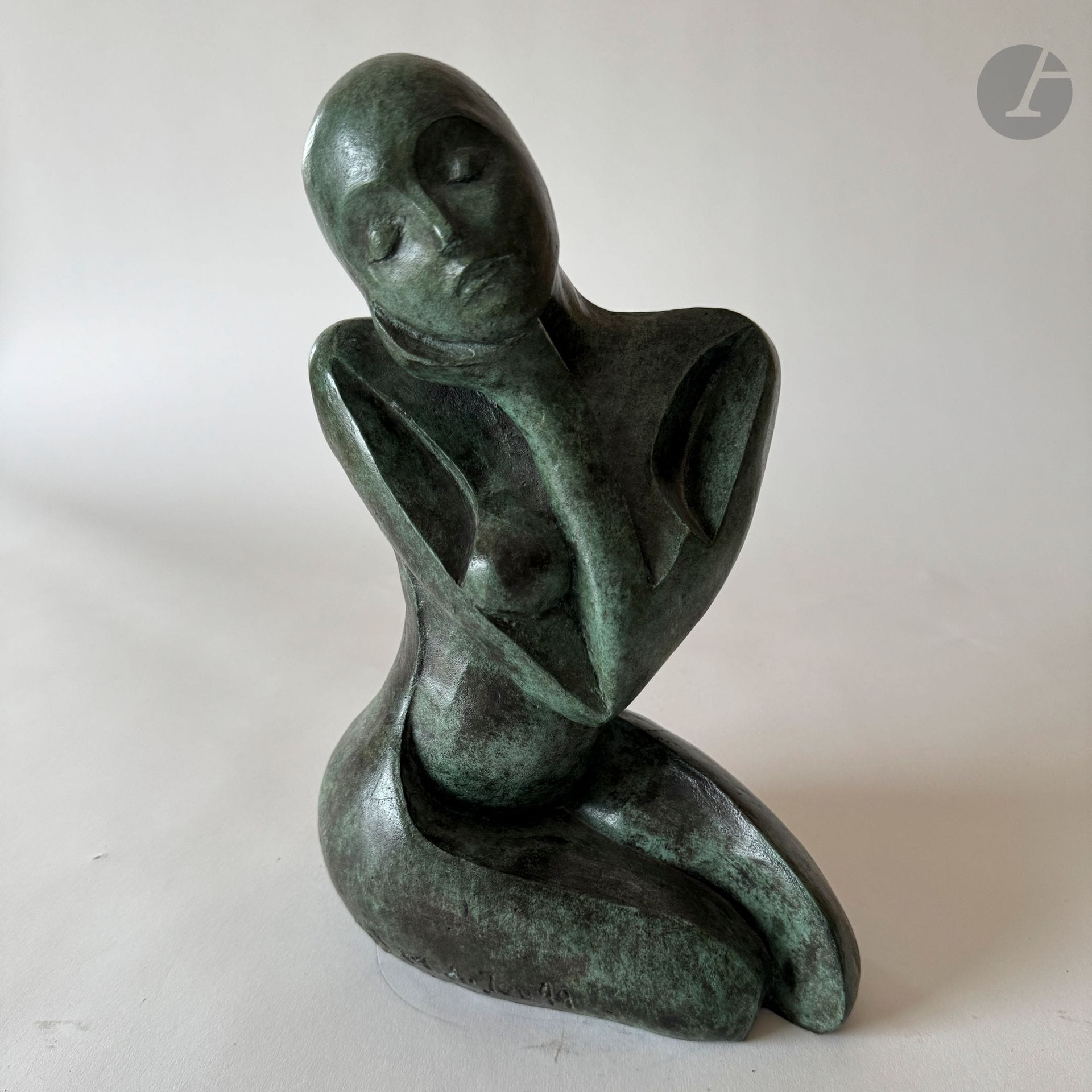 Maud DU JEU (née en 1949)
Femme nue assise, 1999
Bronze à patine verte.
Signé et numéroté 2/8. Cachet du fondeur Rosini. 
H. : 31 cm