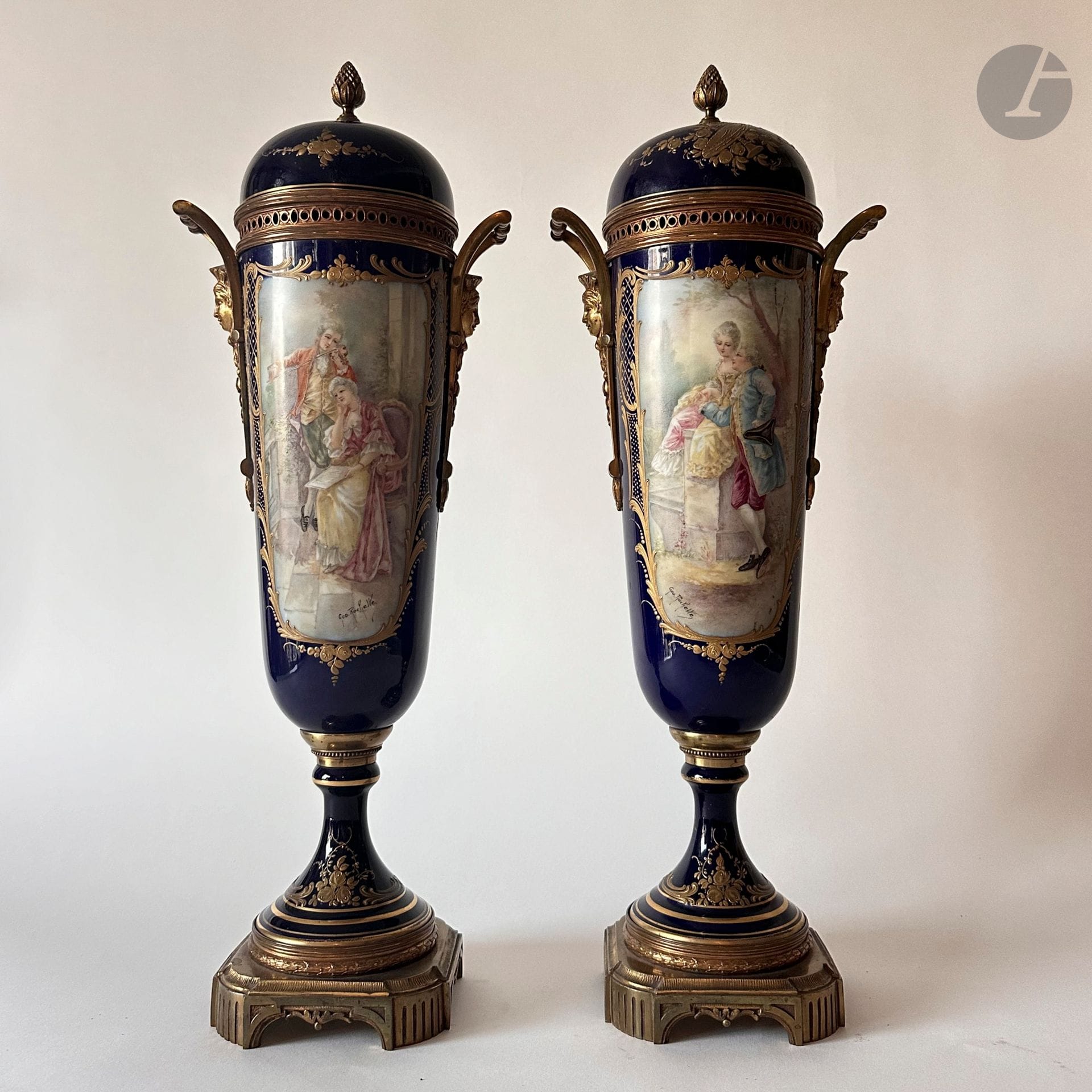 Pair of blue porcelain covered vases. Decorated with galant scenes in reserve, signed Géo Rochette and bearing a mark from the Château de Longpré factory.
H. 55 cm 
A bonbonnière and a small plate in blue-ground porcelain decorated with a galant scene.
(Misses).
