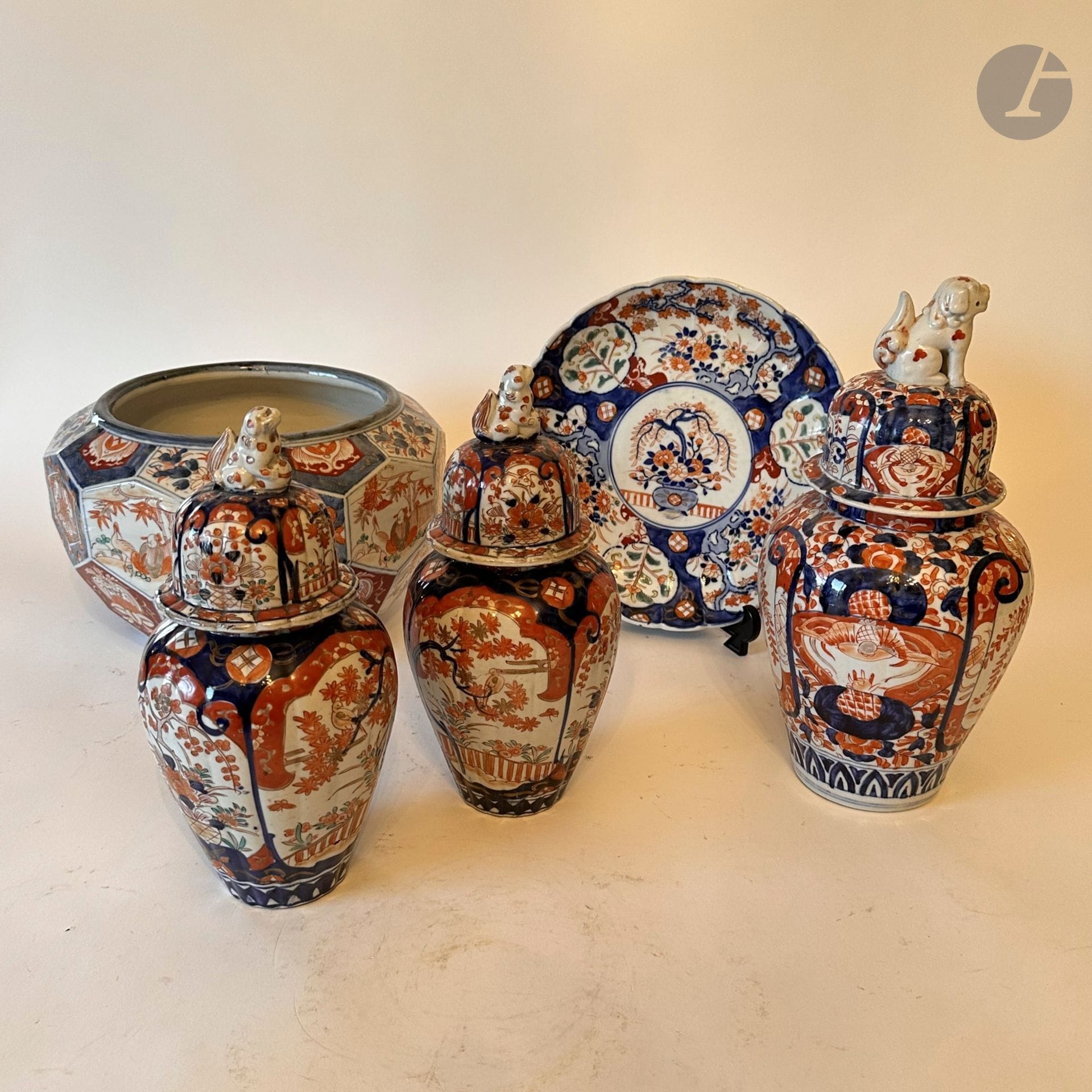 JAPON, ÉPOQUE MEIJI (1868-1912)
Lot en porcelaine à décor Imari comprenant :
- Un  cache-pot (H. : 19 cm, D. : 29 cm), 
- Un paire de vases couverts (H. : 27,5 cm), 
- Un vase couvert (H. : 32 cm), 
- Un assiette (D. : 27,5 cm.).
(Manques à l'émail).