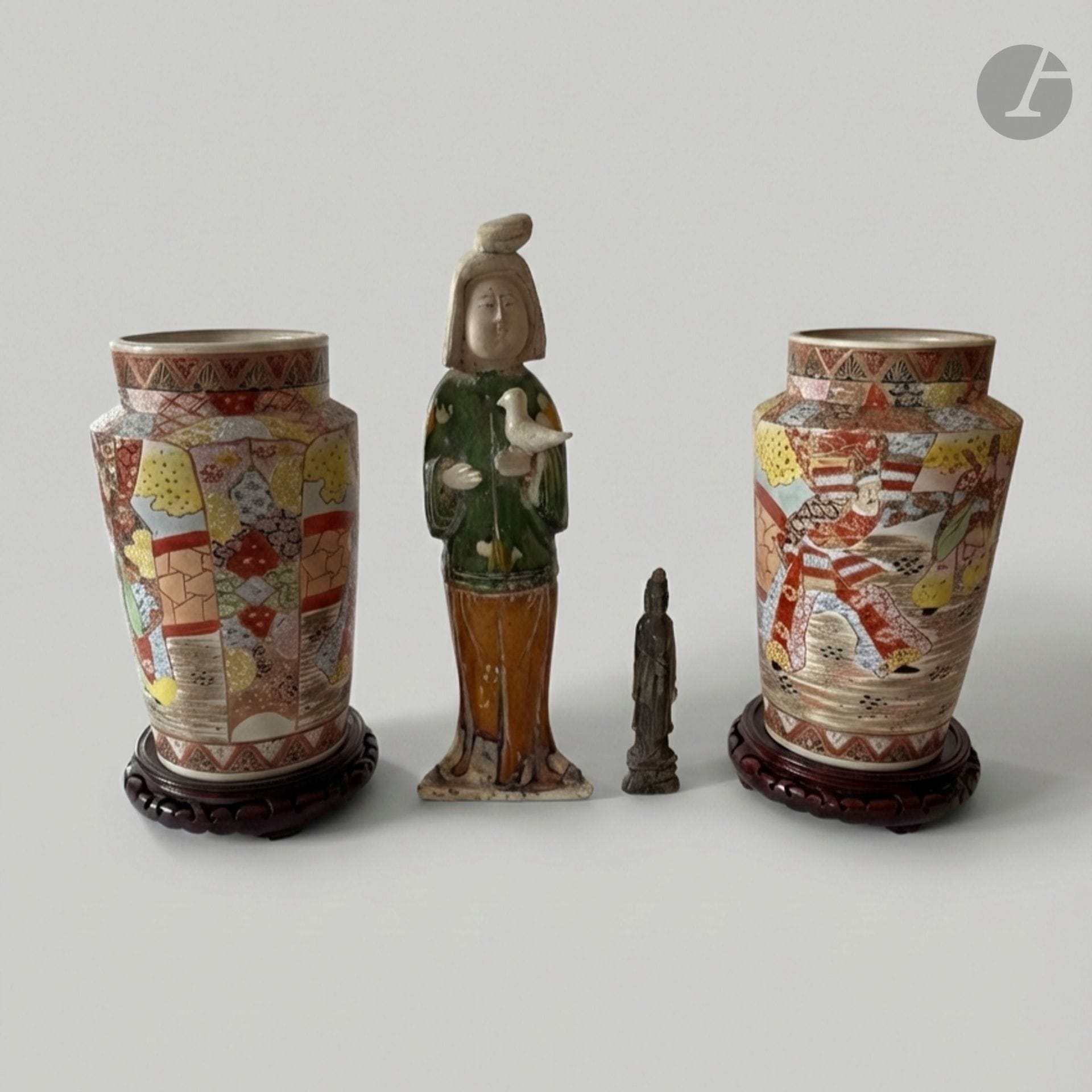 ASIE
Lot comprenant : 
- Une paire de vases en porcelaine Satsuma, sans le socle : H. : 30,5 cm
- Une dame de cour à l'oiseau en céramique à émaux polychromes. H. : 43 cm
- Une petite statuette en pierre dure. H. : 18 cm
(Accidents et restaurations).