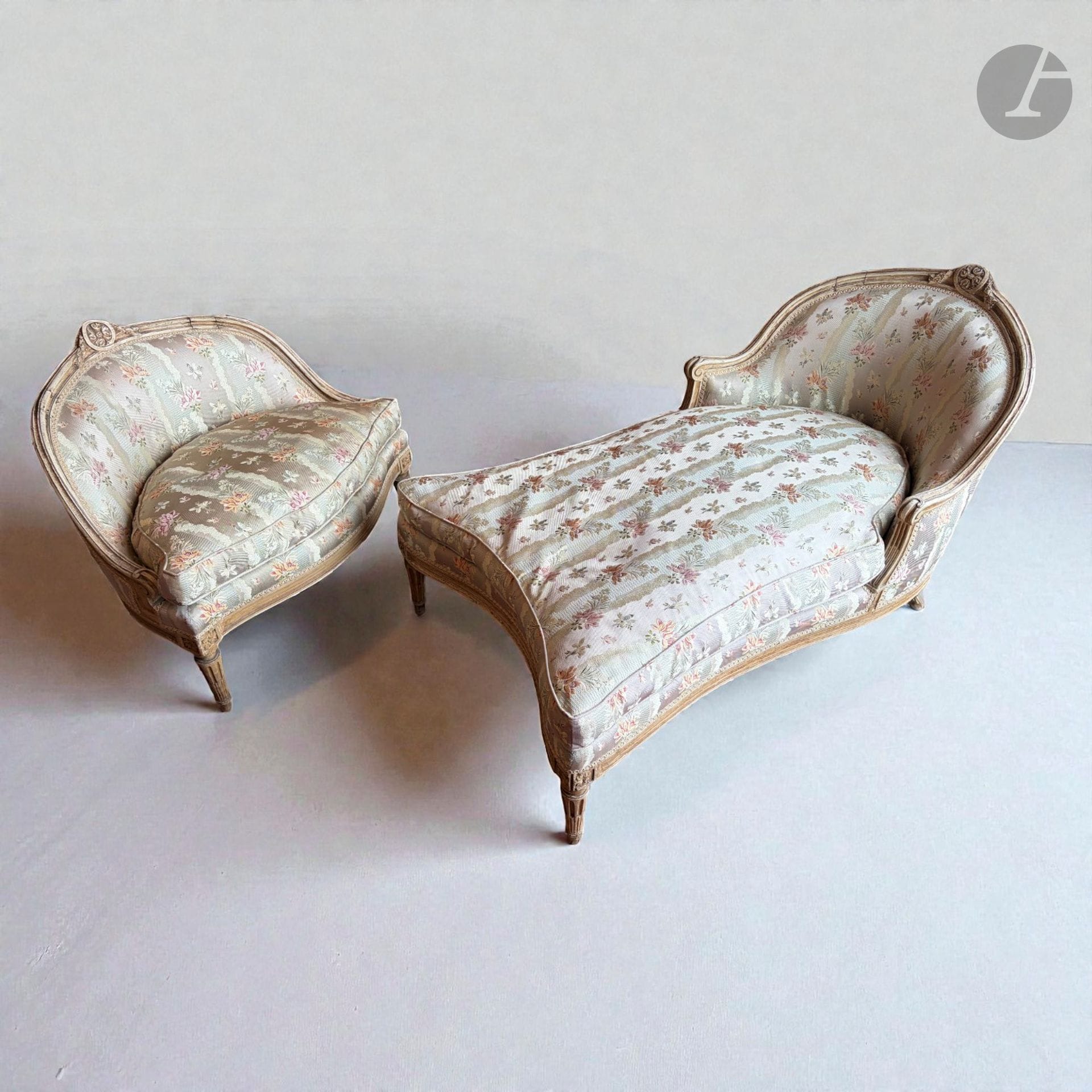 Duchesse brisée en bois laqué garnie de tissu à décor floral. 
Style Transition.
Bergère : H. : 72 cm, L. : 73 cm, P. : 130 cm
repose-pied : H. : 63 cm, L. : 70 cm, P. : 60 cm