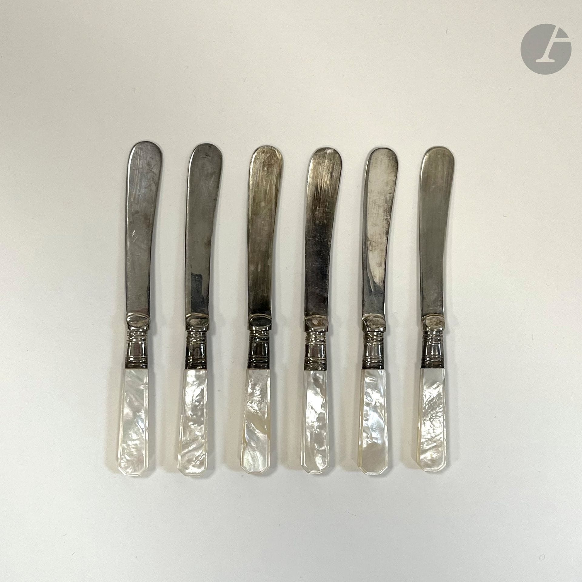 Six couteaux à beurre en métal argenté et manche nacre.
Poids brut : 143.0 grammes
