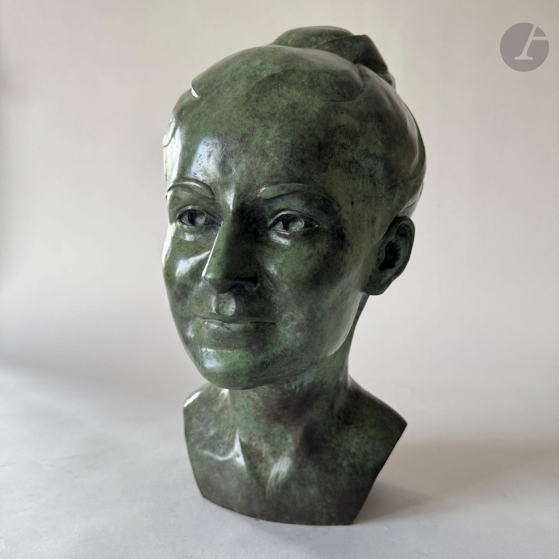 Maud DU JEU (born 1949)
Woman with bun, 2010
Bronze with green patina.
Signed and dated on the back. 
Numbered 1/8 and stamped Rosini. 
H. 40 cm
(Minor accidents).