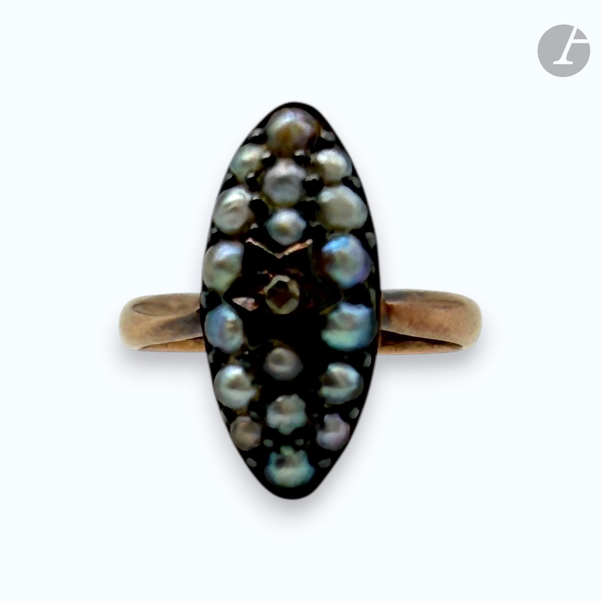 Antique navette ring in 750/°°° gold, set with small pearls and a brilliant within a central star. 
Gross weight: 2.1g

SELLING EXPENSES : 8% HT