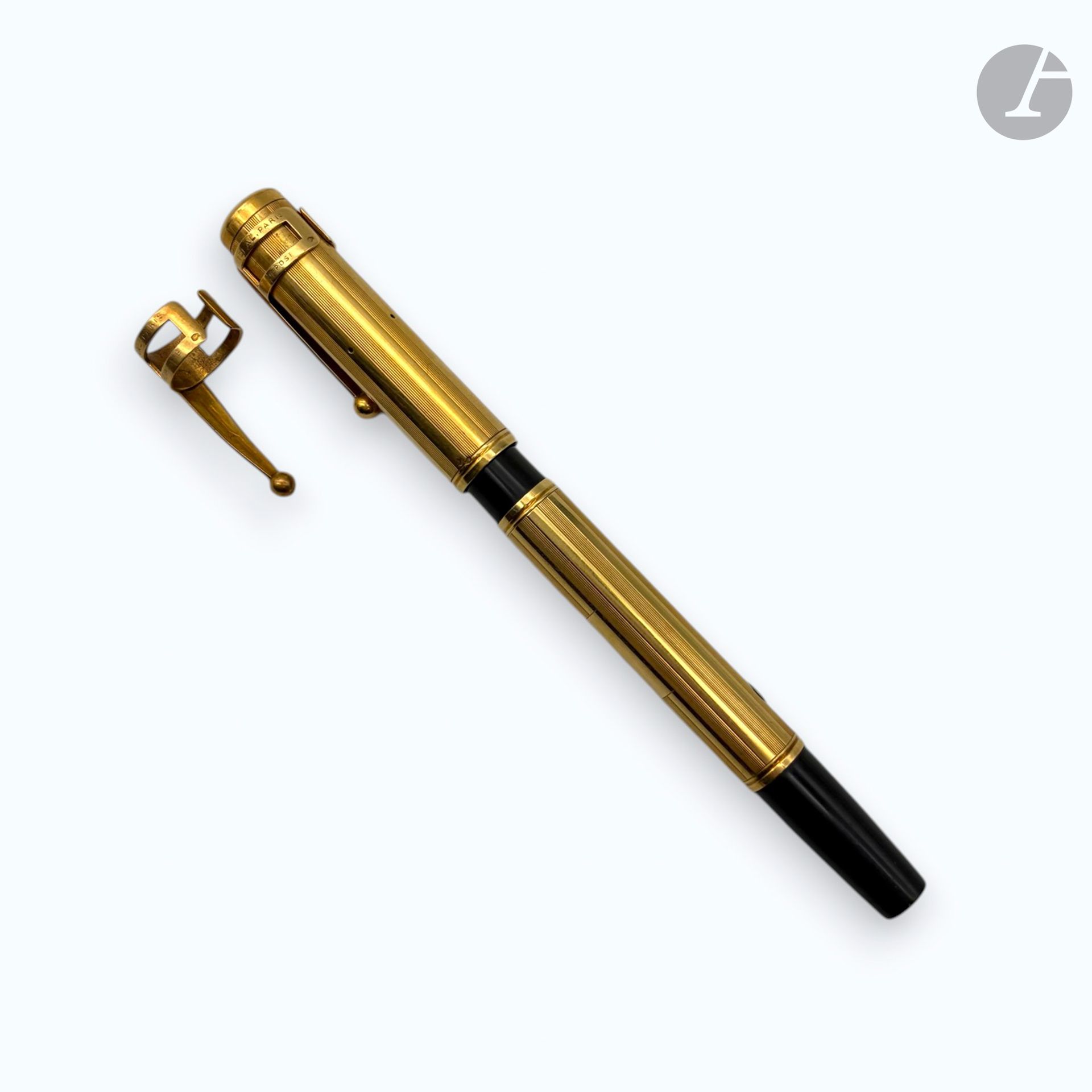 Stylo plume Waterman's Ideal en or 750/°°° et résine noire, système à pompe. 
Agrafe de rechange également en or 750/°°°. 
Poids net de l'agrafe : 3,4g
Poids brut du stylo : 25,4g

FRAIS DE VENTE : 8% HT