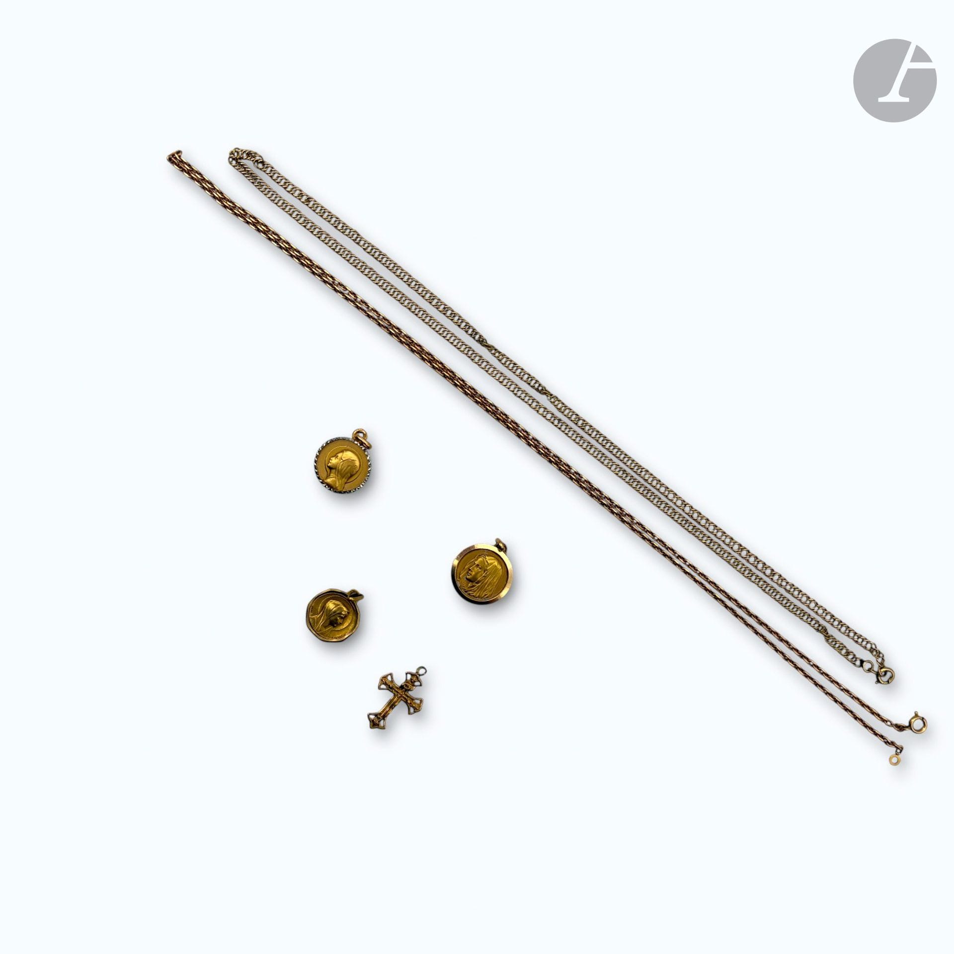 Chaîne en or 750/°°° de 52 cm et lot de pendentifs en or 750/°°° à thème chrétien, comprenant : 
- Trois médailles de Marie
- Une croix fleurdelisée
Poids net : 16,3g

On joint une chaîne en métal doré.

FRAIS DE VENTE : 8% HT