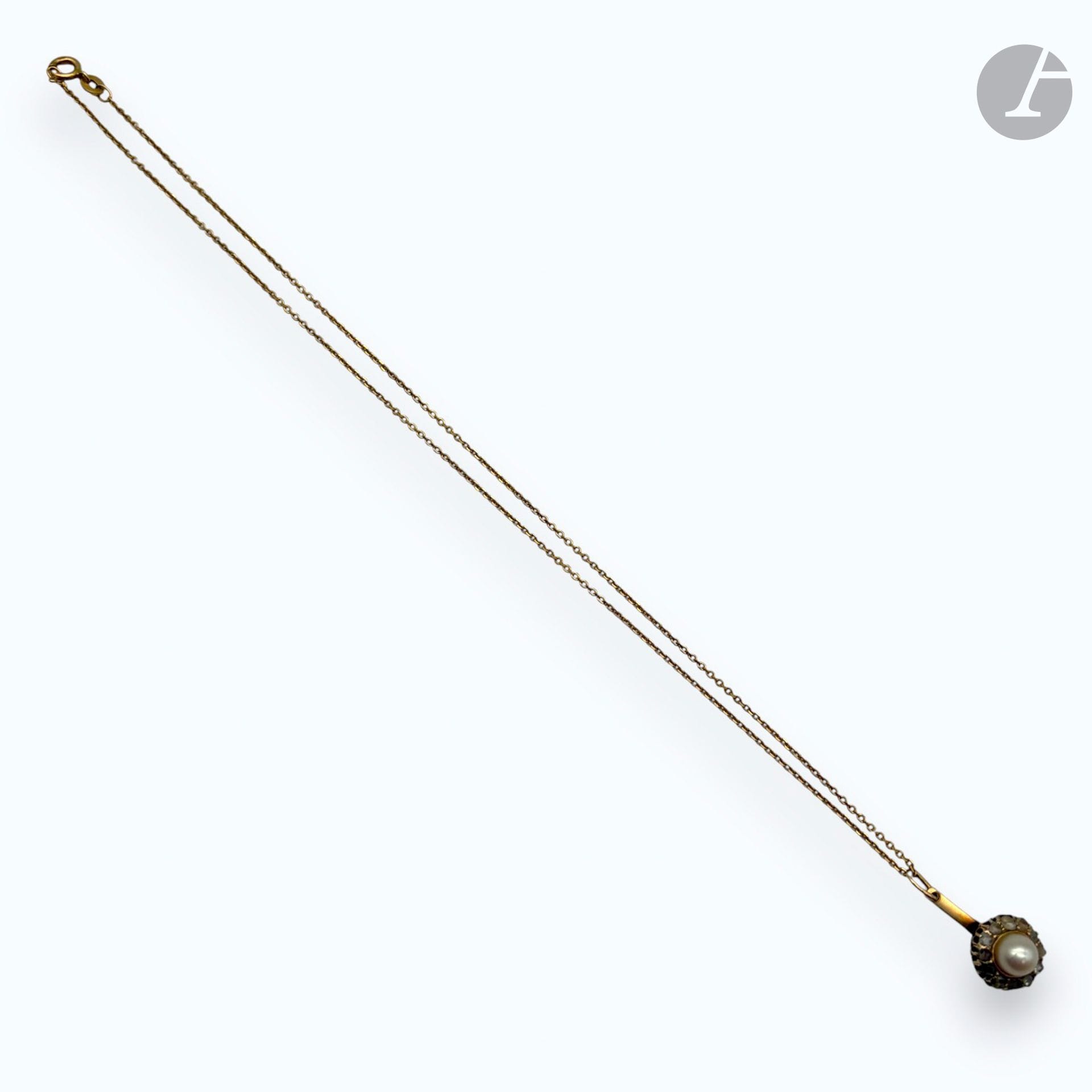 Gold 750/°°° chain and pendant, the pendant set with brilliants and a pearl.
Net weight of chain: 2.3g
Gross weight of pendant: 2.0g

SELLING EXPENSES : 8% EXCL.