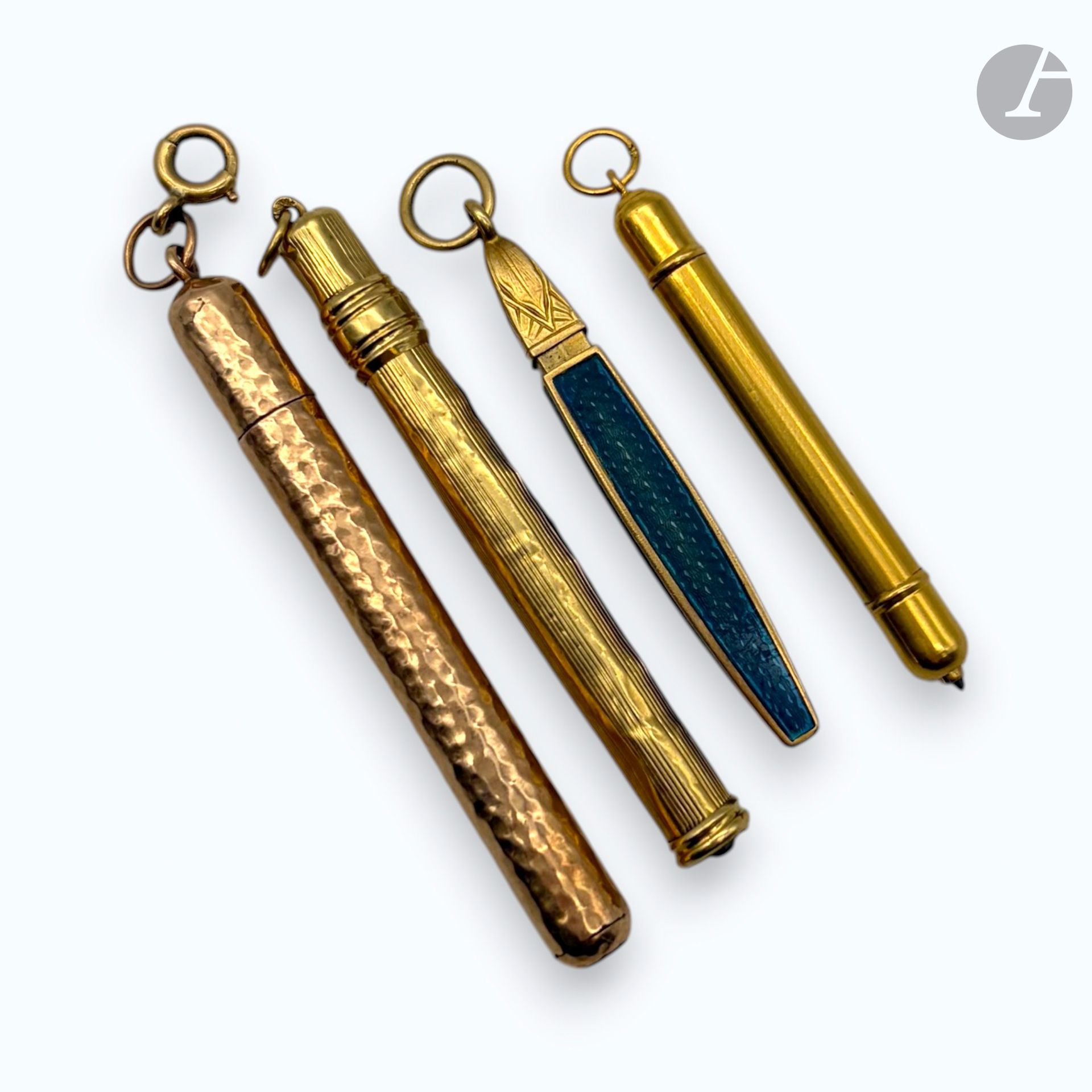 Set of four gold 750/°°° mechanical pencils, one enameled in blue (enamel missing).
Gross weight: 20.6g

SELLING EXPENSES : 8% HT