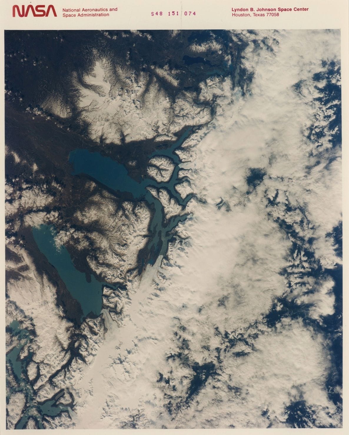 Patagonie, c. 1990-2000. 
Lacs Viedma et Argentina.
Épreuve chromogénique d’époque sur papier « Kodak Professional Paper ». En-tête et numérotation NASA S48-151-074 dans la marge.
Image : 23 x 19,3 cm - Feuille : 25,4 x 20,2 cm