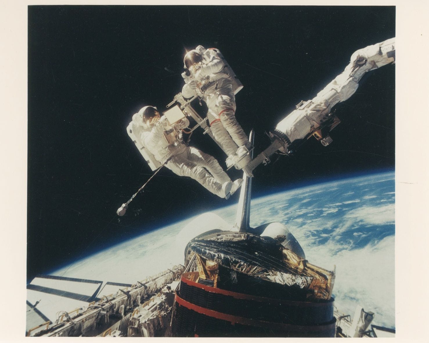 STS-51A, 8-15 novembre 1984. 
Dale Gardner et Joseph Allen sur le RMS (Remote Manipulator System). 
Épreuve chromogénique d’époque sur papier « This Paper Manufactured by Kodak ». 
Image : 19,3 x 21,4 cm - Feuille : 20,2 x 25,3 cm