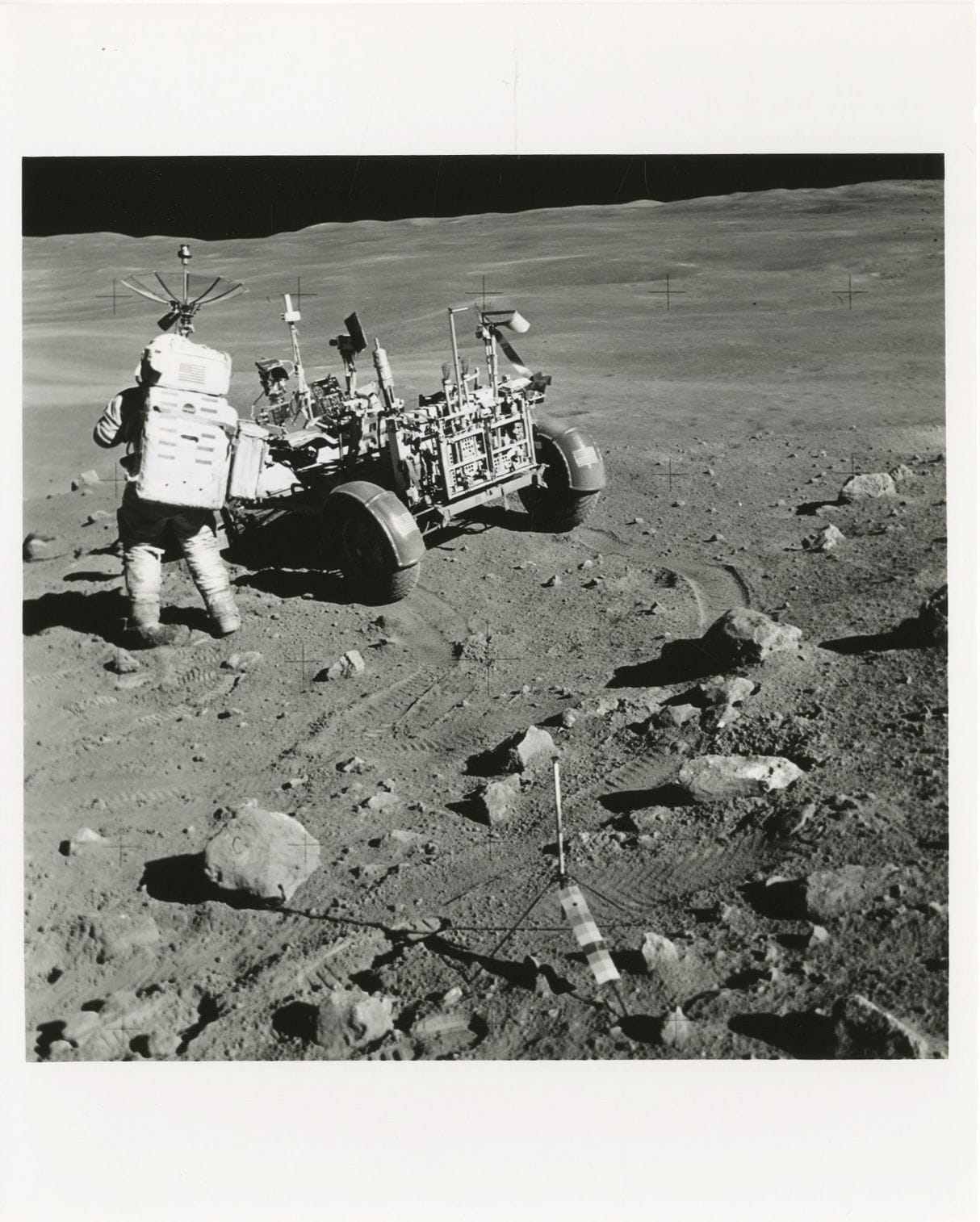 Apollo 16, 22 avril 1972.
Charles Duke à côté du Rover lors de la 2e sortie extravéhiculaire de la mission.
Épreuve argentique d’époque. Légende NASA (Floride) imprimée avec date et numérotation AS16-107-17446 au verso.
Image : 19 x 19,5 cm - Feuille : 25,5 x 20,5 cm