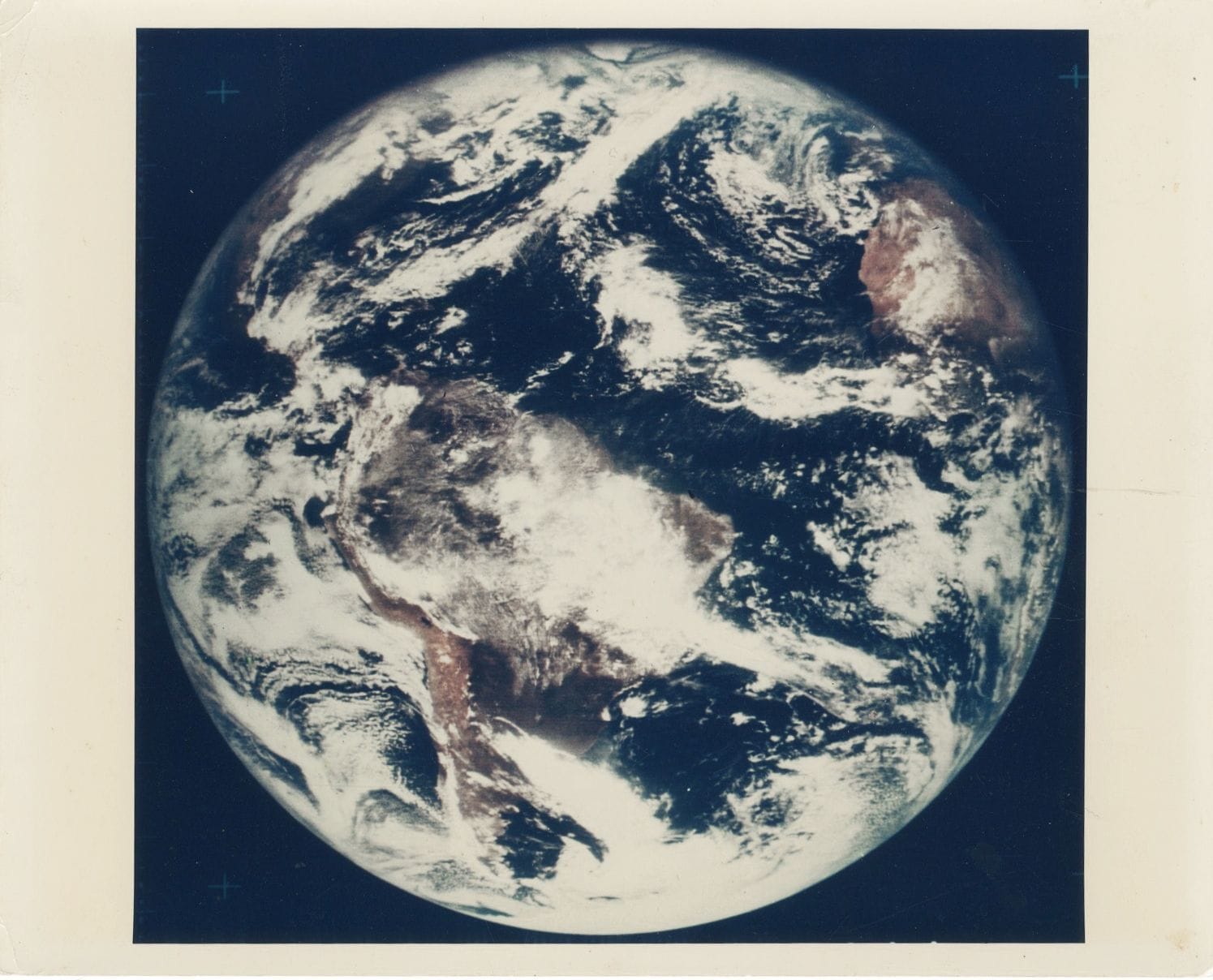 Satellite ATS III, 10 novembre 1967.
L’une des premières photographies en couleurs du disque de la Terre.
Épreuve chromogénique d’époque sur papier « A Kodak Paper ».
Image : 19 x 20 cm - Feuille : 20,5 x 25,5 cm
