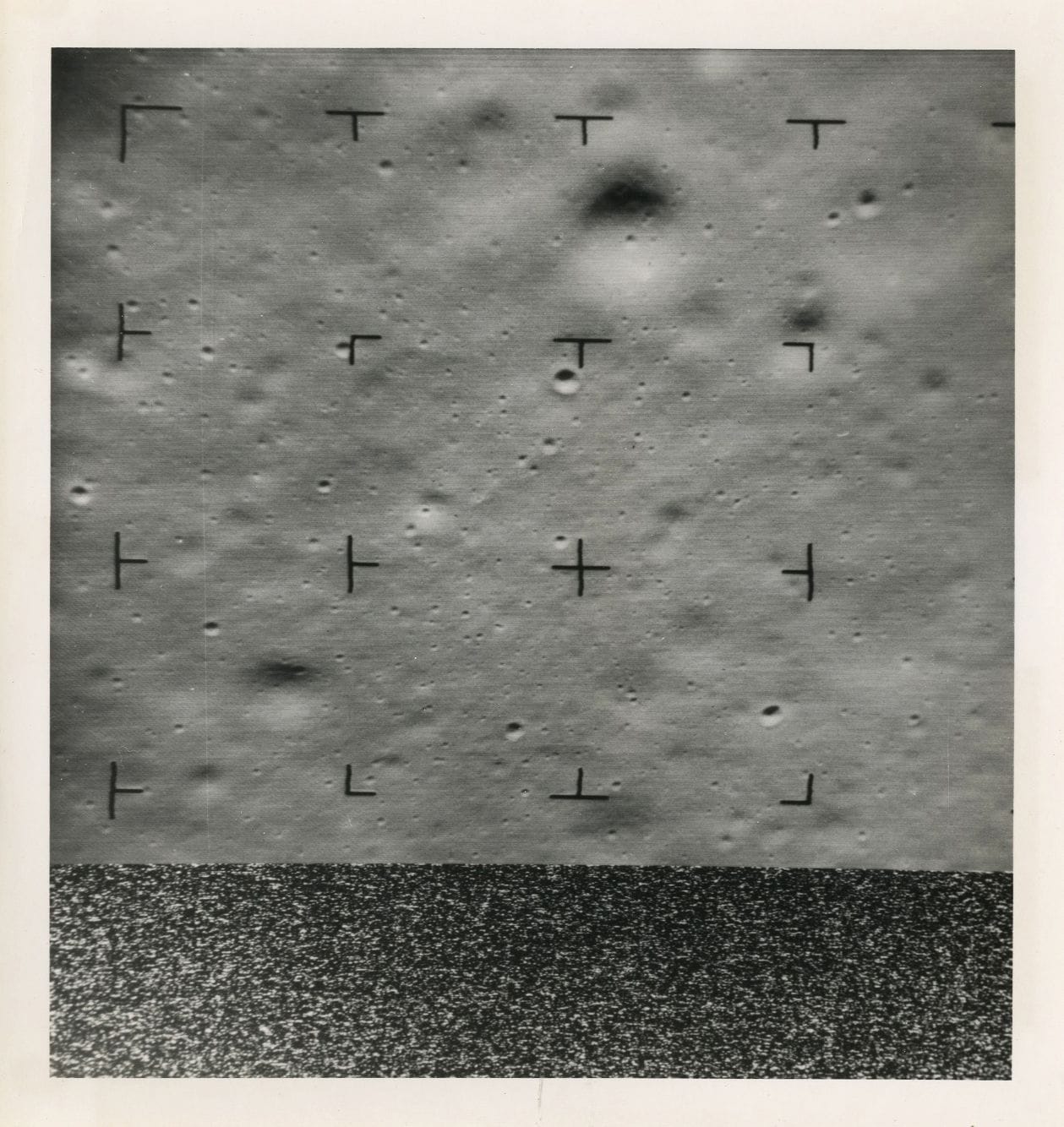 Ranger 8, 20 février 1965.
Surface lunaire filmée par la sonde avant son crash et transmise en direct vers la Terre.
Épreuve argentique d’époque. Légende imprimée sur étiquette au verso.
Image : 20,5 x 19,5 cm - Feuille : 22,8 x 21,5 cm