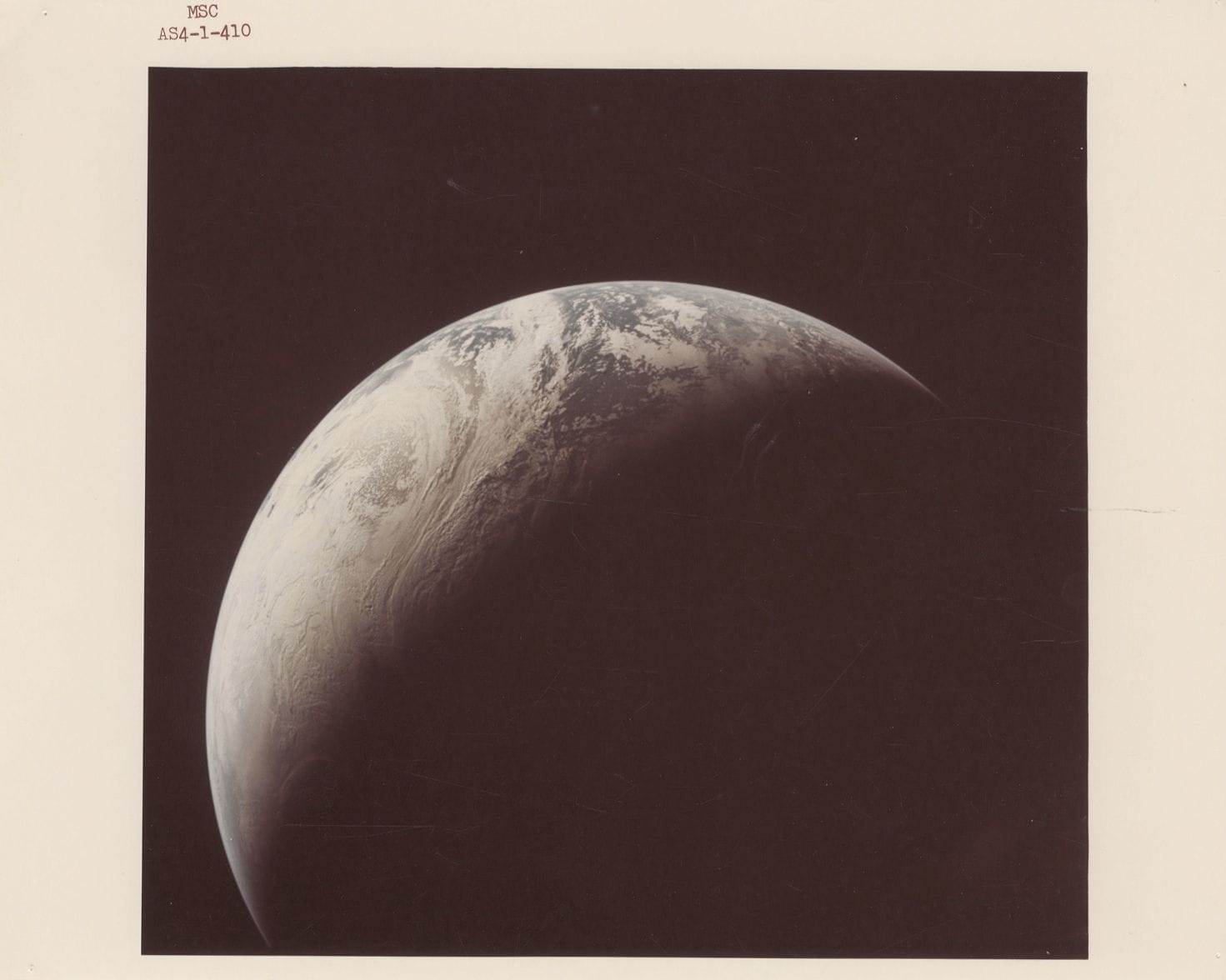 Apollo 4, 9 novembre 1967. 
L’une des premières photographies en couleurs de la Terre prise au-delà de l’orbite basse terrestre.
Épreuve chromogénique (c. 1975) sur papier « This Paper Manufactured by Kodak ». Numérotation NASA MSC AS4-1-410 en rouge dans la marge supérieure. Légende NASA (Houston) et numérotation au verso. 
Image : 18 x 19 cm - Feuille : 20,3 x 25,4 cm