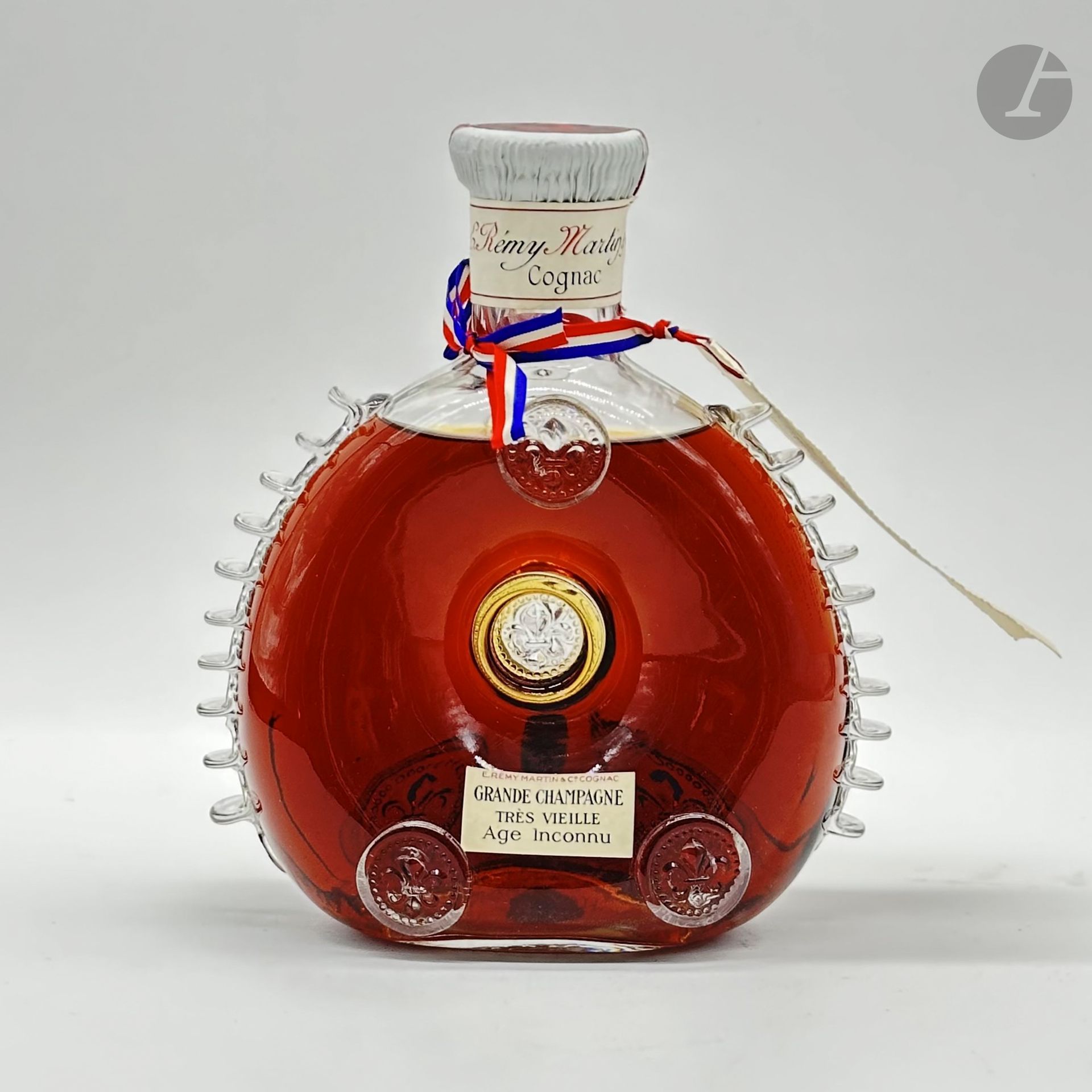 1 B COGNAC GRANDE CHAMPAGNE TRÈS VIEILLE AGE INCONNU 70 cl 40% " Ce Cognac Grande Champagne a été servi au banquet royal offert à leurs majestés Britanniques le Roi Georges VI et la Reine Elisabeth au Château de Versailles le 21 juillet 1938 " (L.B. ; Carafe dans son coffret avec bouchon de carafe), Remy Martin, NM