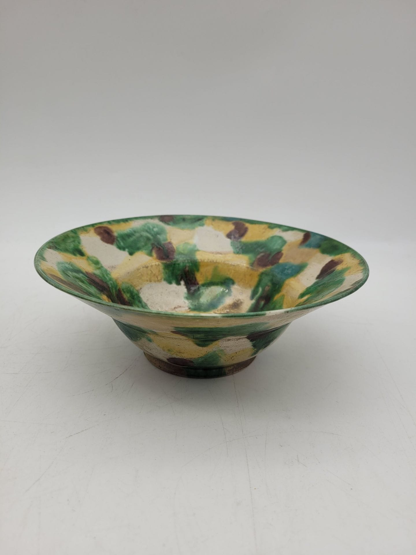 Porcelain bowl, China, Kangxi period (1661-1722)
Flared rim, on pedestal, with Sancai enameled decoration in three colors.
Diameter: 18 cm; height: 6.4 cm
Restoration.