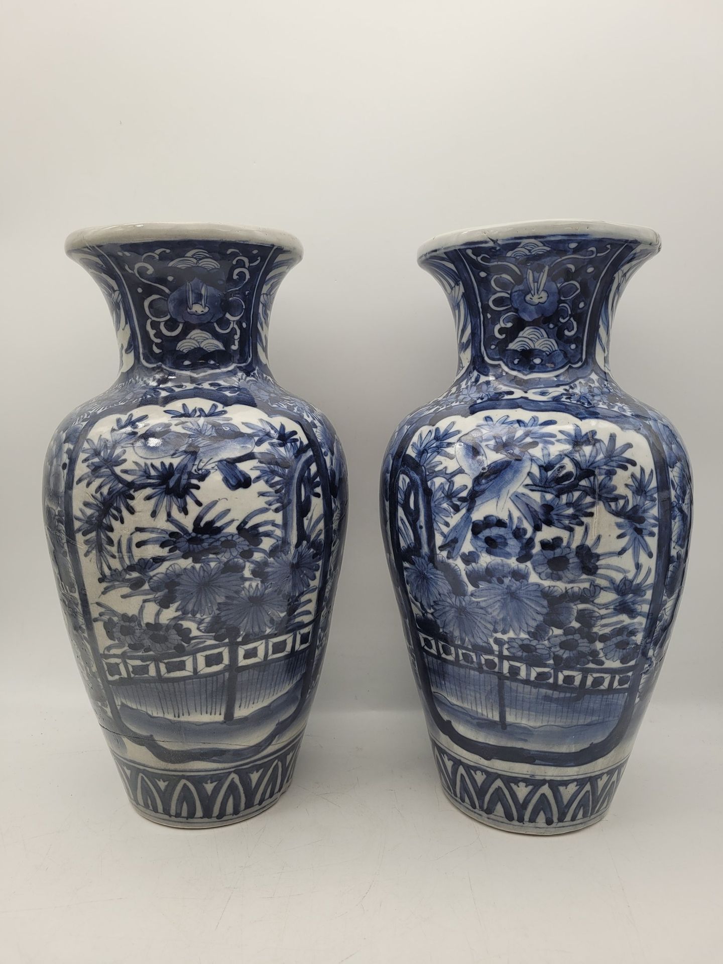 Pair of porcelain vases, Japan, Arita, 17th century
Decorated in blue monochrome with peonies and birds in vegetation. Height: 39 cm
Firing cracks. One broken and glued.
