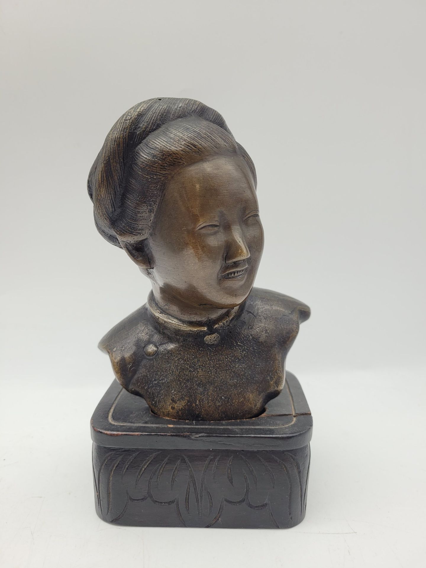 Buste de femme en bronze, Vietnam, XXe siècle
Figurant une femme souriante, les cheveux attachés, le buste vêtue d’un habit traditionnel, sur socle en bois noirci.
Hauteur sans socle : 15 cm ; hauteur du socle : 4,5 cm