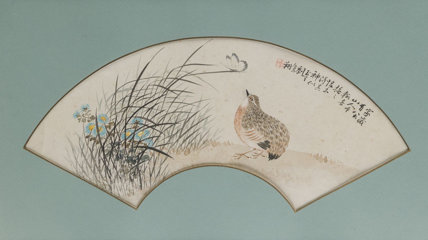 Liu Yusheng - 刘玉笙 (1848-1923), peinture sur éventail, Chine, XIXe-XXe siècle
Encre et aquarelle sur papier représentant une caille observant un papillon perché sur une longue herbe d’un bosquet de fleurs. En haut une inscription : 家藏有八大山人本 辄喜抚之 恨未得其神似 玉笙 劉莺翔 - « Je possède dans ma collection une œuvre originale de Bada Shanren. Je prends toujours plaisir à la caresser du regard et de la main, mais je regrette de ne pas encore en saisir toute l’âme et la ressemblance ». Signée Yusheng, Liu Yingxiang. Avec un sceau Yu Sheng à gauche.
Dim. à vue : 25 x 53,5 cm
Encadrée sous verre.

Provenance :
Provenant d’une importante collection privée appartenant à une famille noble des Pays-Bas.