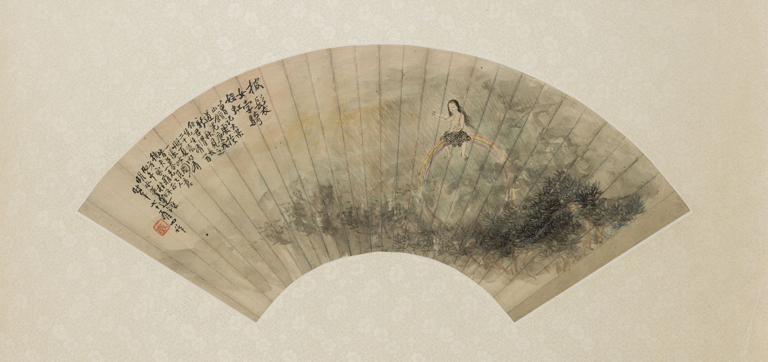 Dong Yunjian - 董运鉴（1833-1906), peinture sur éventail, Chine, XXe siècle
Encre et aquarelle sur papier représentant une jeune fille, probablement la déesse Nuwa, chevauchant un arc en ciel au-dessus d’une forêt dense (étendue d’eau). En haut à gauche un long texte accompagné d’un sceau rouge : 披发女掌（孛）骑媱虹 / 曾记大綦山馆处 / 于道光庚戌新秋 / 见之任君渭長先生有百二十张 / 冊页内有一帐此图 / 皆摹其意 / 衡夫一兄大人 / 方家雅正 / 丙午桂秋 / 明水董运鉴 / 时年七十有四作 - « L’arc-en-ciel se laisse dompter par une femme aux longs cheveux défaits. Autrefois conservée au Pavillon des Monts Daqi, / Créée en automne de l’année Gengxu sous le règne de Daoguang (1850). / Parmi les cent-vingt feuilles du Maître Ren Weichang qui se changent en pluie d’étoiles, Il y a celle-ci. Cette œuvre en est une interprétation inspirée. / À l’honorable grand frère Hengfu / Pour l’appréciation des connaisseurs / Sous les osmanthus automnaux de l’année Bingwu (1906) / Par Dong Yunjian, au nom de courtoisie Mingshui / Âgé de soixante-quatorze ans ».
Dim. à vue : 24,5 x 53 cm
Encadrée sous verre.

Provenance :
Provenant d’une importante collection privée appartenant à une famille noble des Pays-Bas.