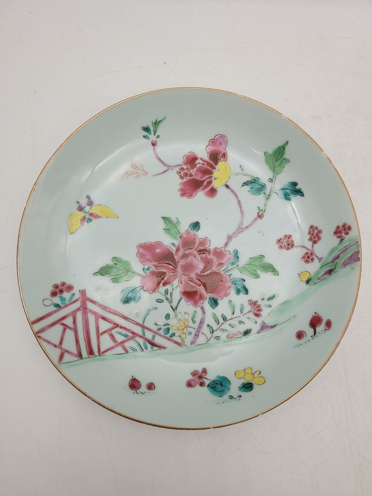 Coupe en porcelaine à décor dit de la famille rose, Chine, Compagnie des Indes, XVIIIe siècle
A décor de pivoines.
Diamètre : 22,5 cm
Egrenures.