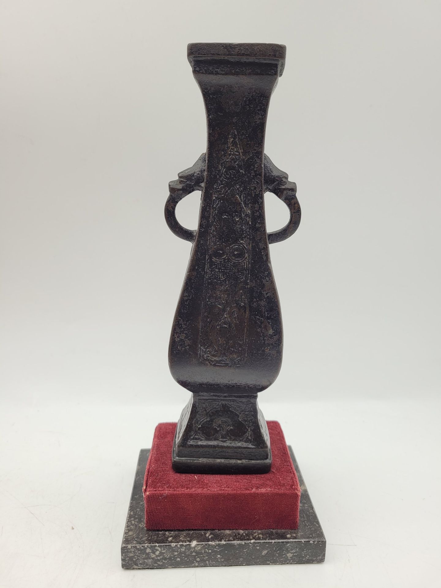 Vase en alliage cuivreux de style archaïque, Chine, XXe siècle
Anses en forme de gueules d’animaux mythiques, à décor ciselé (effacé) sur les côtés.
Hauteur : 22,5 cm
Manque la base.
Sur un socle.