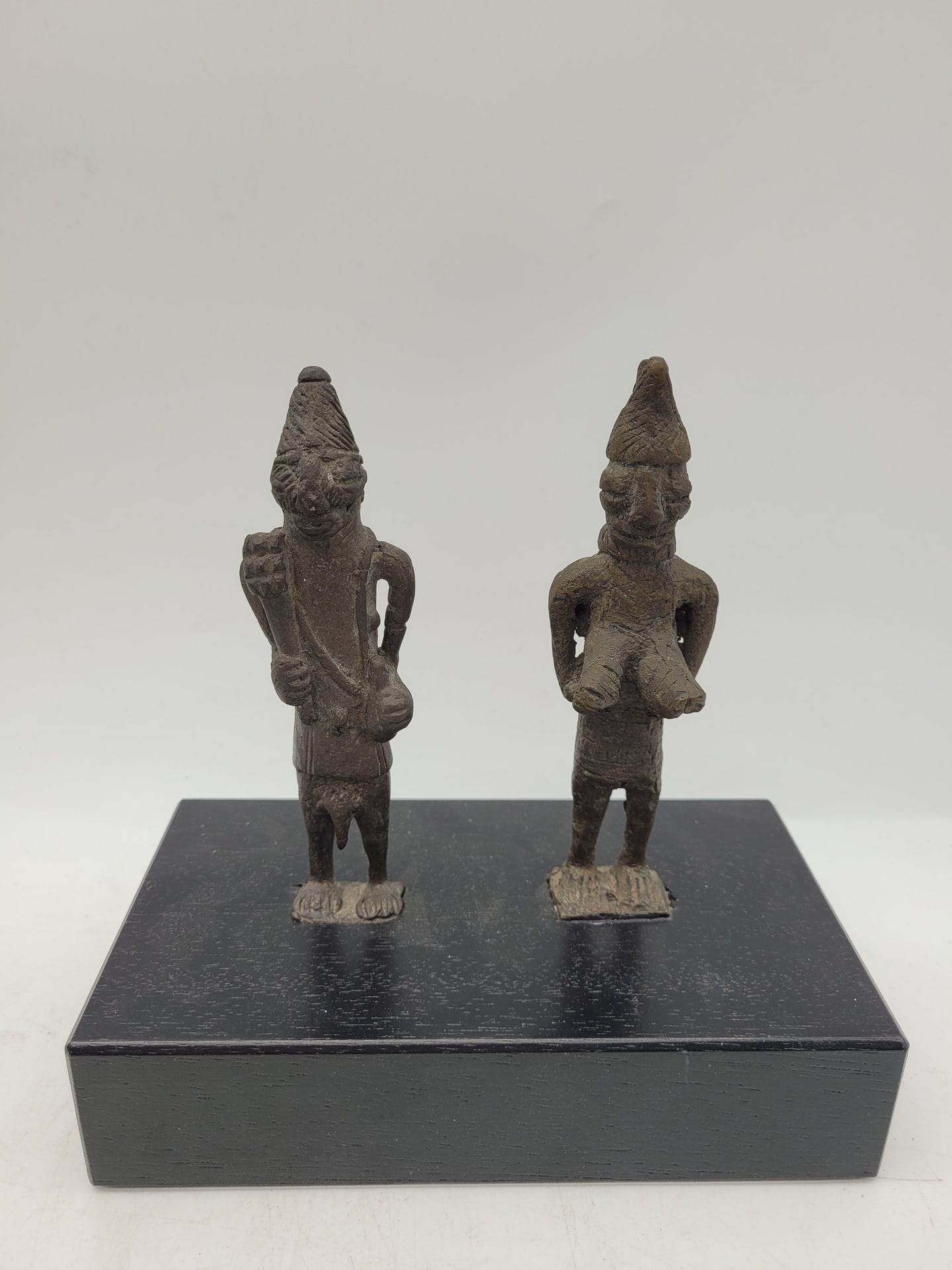 Paire de bronzes, Eshu, style Yoruba, Nigeria
Deuxième moitié du XXe siècle
Haut. 14 cm 
Provenance : 
Collection Hilde et Dieter Sharf, Hambourg.