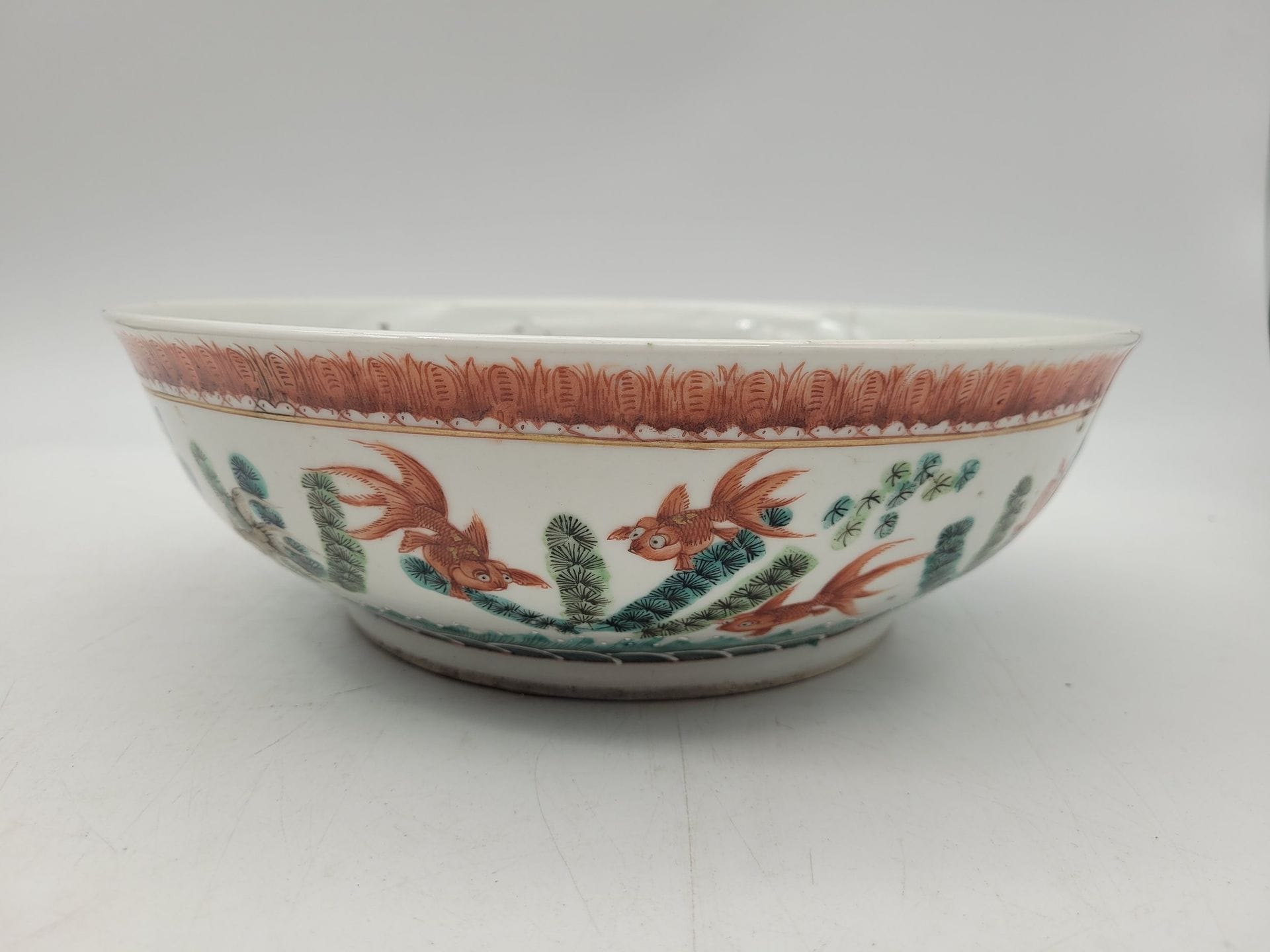 Bol en porcelaine, Chine, fin XIXe siècle
A décor de carpes à l’extérieur et d’une carpe se transformant en dragon à l’intérieur.
Diamètre : 27 cm 
Marque apocryphe kangxi sous la base.
Cassé-collé.