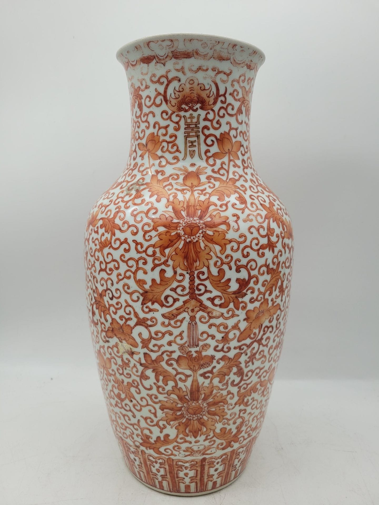 Vase balustre en porcelaine, Chine, XXe siècle
A décor émaillé orange et or composé de chauves-souris, caractères shou, pivoines et rinceaux. Intérieur émaillé turquoise.
Hauteur : 42 cm
Manques à l’émail.