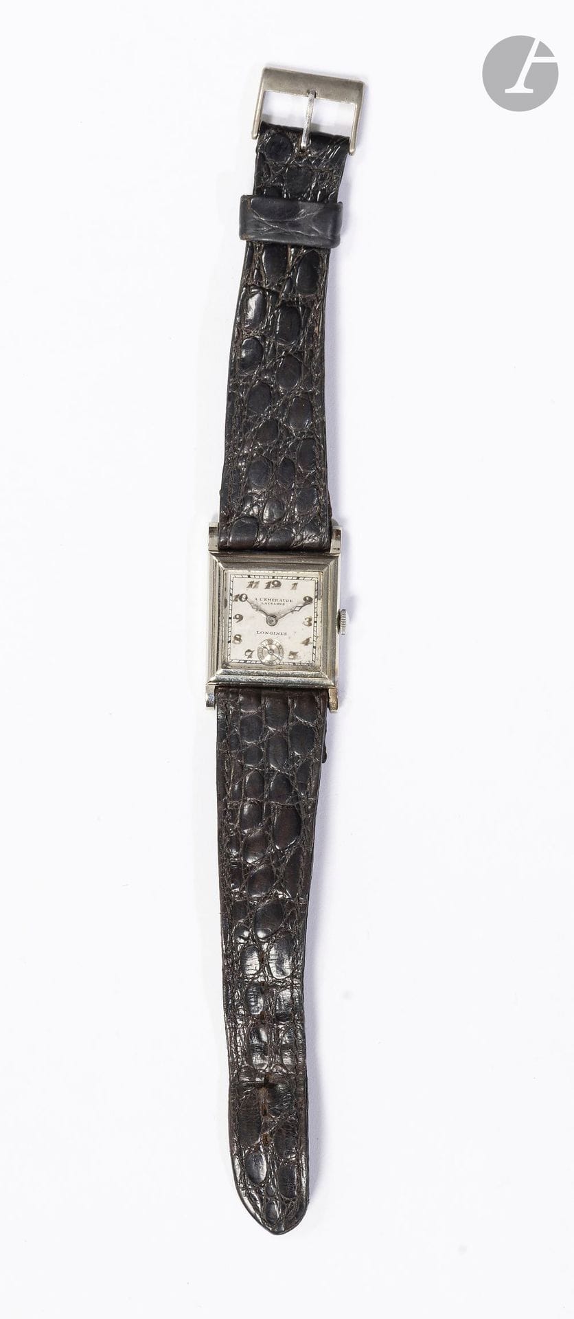 LONGINES
CIRCA 1928
Montre bracelet en or gris 18K (750) sur cuir d’époque Art Déco avec double signature.
Boîtier: carré à charnière, lunette à gradins, poinçon ancien Helvetia (utilisé avant 1934).
Cadran: argenté brossé, index chiffres ‘Breguet’ appliqués, minuterie chemin de fer extérieur peint, petite seconde argenté miroir, signature du revendeur: «A l’ Emeraude, Lausanne».
Mouvement: mécanique, cal. 10.40, N° 4’754’544.
Bracelet : cuir avec boucle ardillon rapportée.
Cadran, boîtier et mouvement signés.
Numérotée 4’754’544.
Diam: 24 mm
Poids brut: 28,3 g