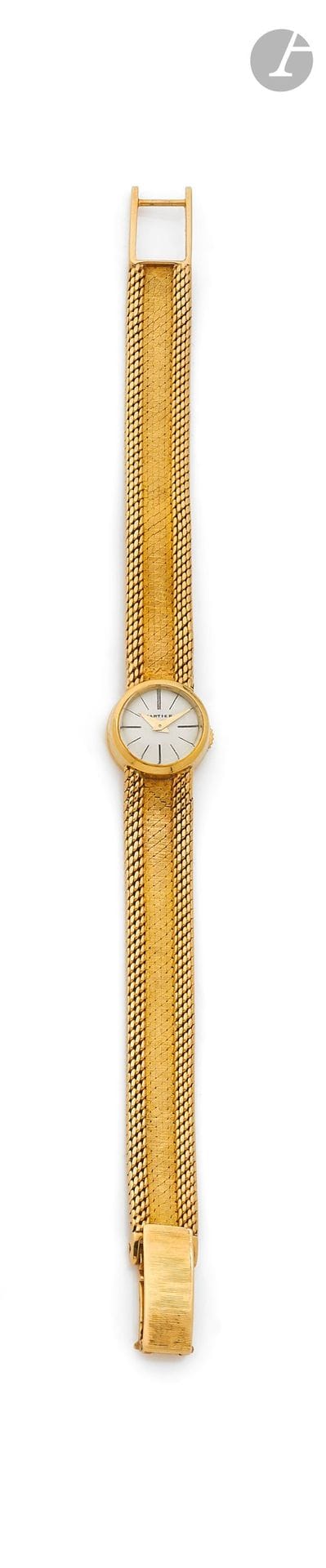 CARTIER
ANNÉES 40
Montre bracelet de dame en or jaune 18K (750).
Boîtier: rond, remontoir au dos, fermeture à vis.
Cadran: émail blanc, index bâton peints, aiguilles dauphine or.
Mouvement: mécanique, type duoplan.
Bracelet: intégré, type ruban or jaune satiné, boucle simple, non signée.
Signée et numérotée 115271 et 014728 (stock).
Diam. 13mm - Longueur: 15 cm environ.
Poids brut: 23,42g