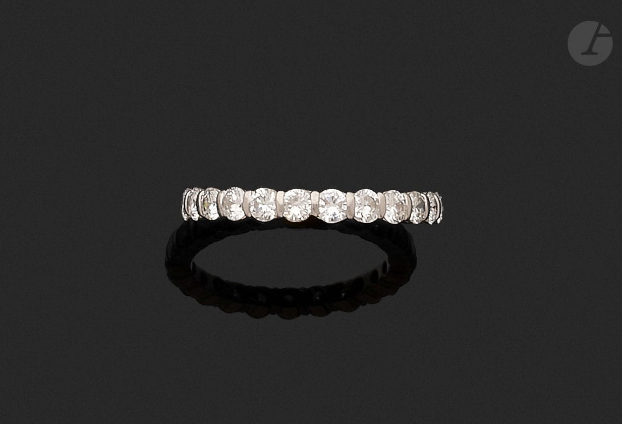American wedding band in 18K (750) white gold, entirely set with round brilliant-cut diamonds. Finger size: 50. Gross weight: 2.5g (chips)