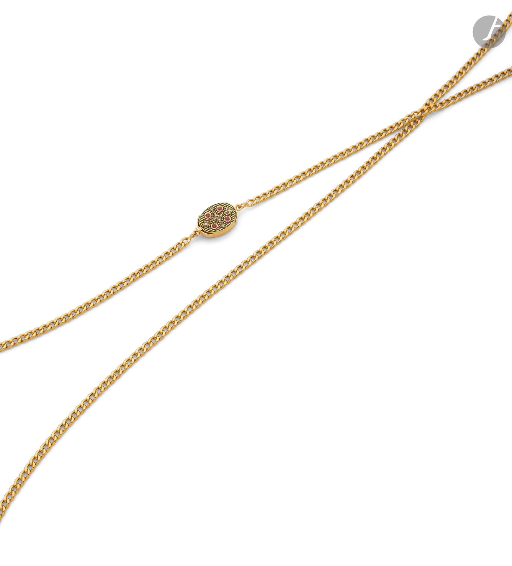 Sautoir en or 18K (750), le fermoir en or 18K orné d’une croix sertie de diamants taillés en roses, de 4 rubis sur fond guilloché émaillé noir. Travail de la fin du XIXe siècle. Longueur: 138cm environ. Dimensions fermoir: 2x1,3cm environ. Poids brut: 37,1g (égrisures)