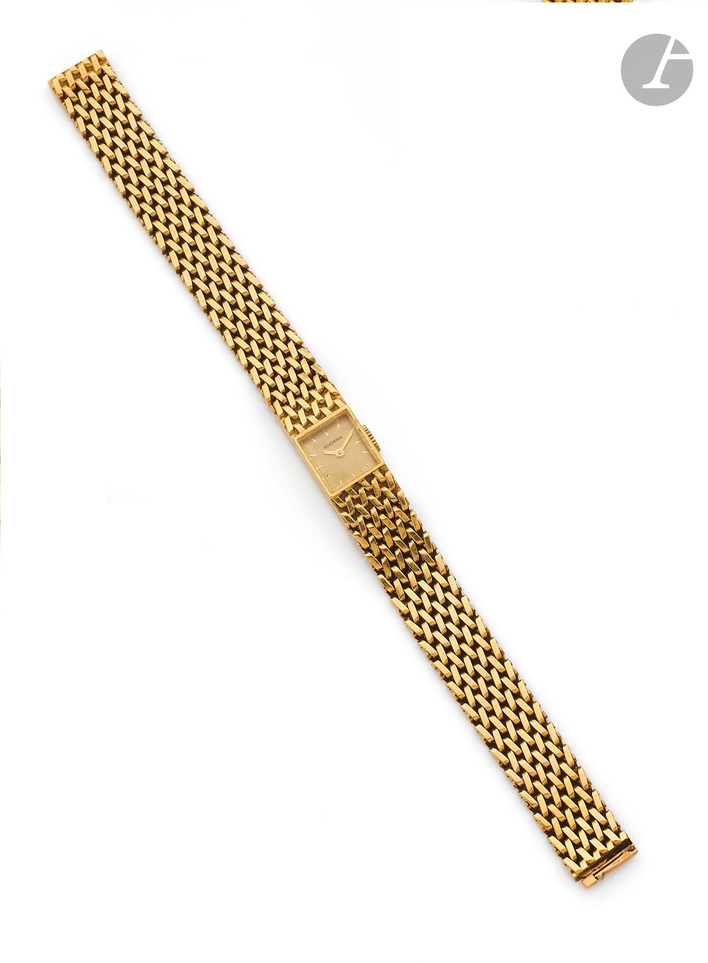 BOUCHERON
ANNÉES 50
Montre bracelet de dame en or jaune 18K (750).
Boîtier: rectangulaire, signé Boucheron Paris, lunette carrée.
Cadran: doré, effet moiré, index bâton gravés.
Mouvement: mécanique, non signé. 
Bracelet : intégré, maillons tressés, boucle coulissante, signée.
Cadran et boîtier signés. 
Numérotée 12868/78650.
Diam. 9,5mm - Longueur: 15cm
Poids brut: 27,44g
