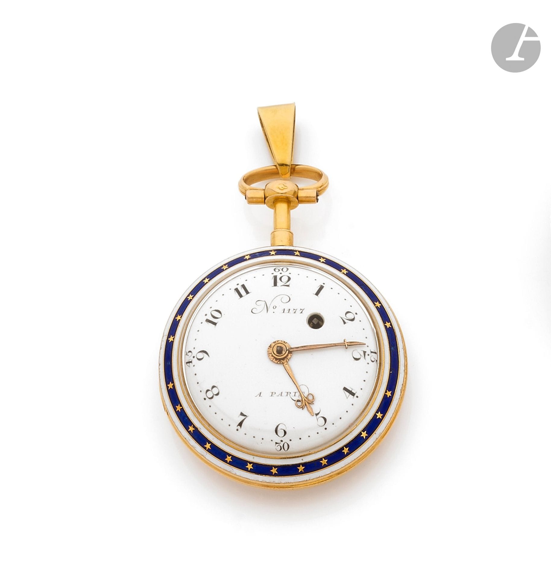 TRAVAIL FRANÇAIS
FIN XVIIIe
Montre de poche en or jaune.
Boîtier: revers guilloché (manque décor émail), le tour et la lunette à décor d’émail bleu étoilé, entre deux filets d’émail blanc.
Cadran: émail blanc, index chiffres arabes peints, minuterie.
Mouvement: à coq.
Numérotée 1177.
Diam. 36mm
Poids brut: 42,64g