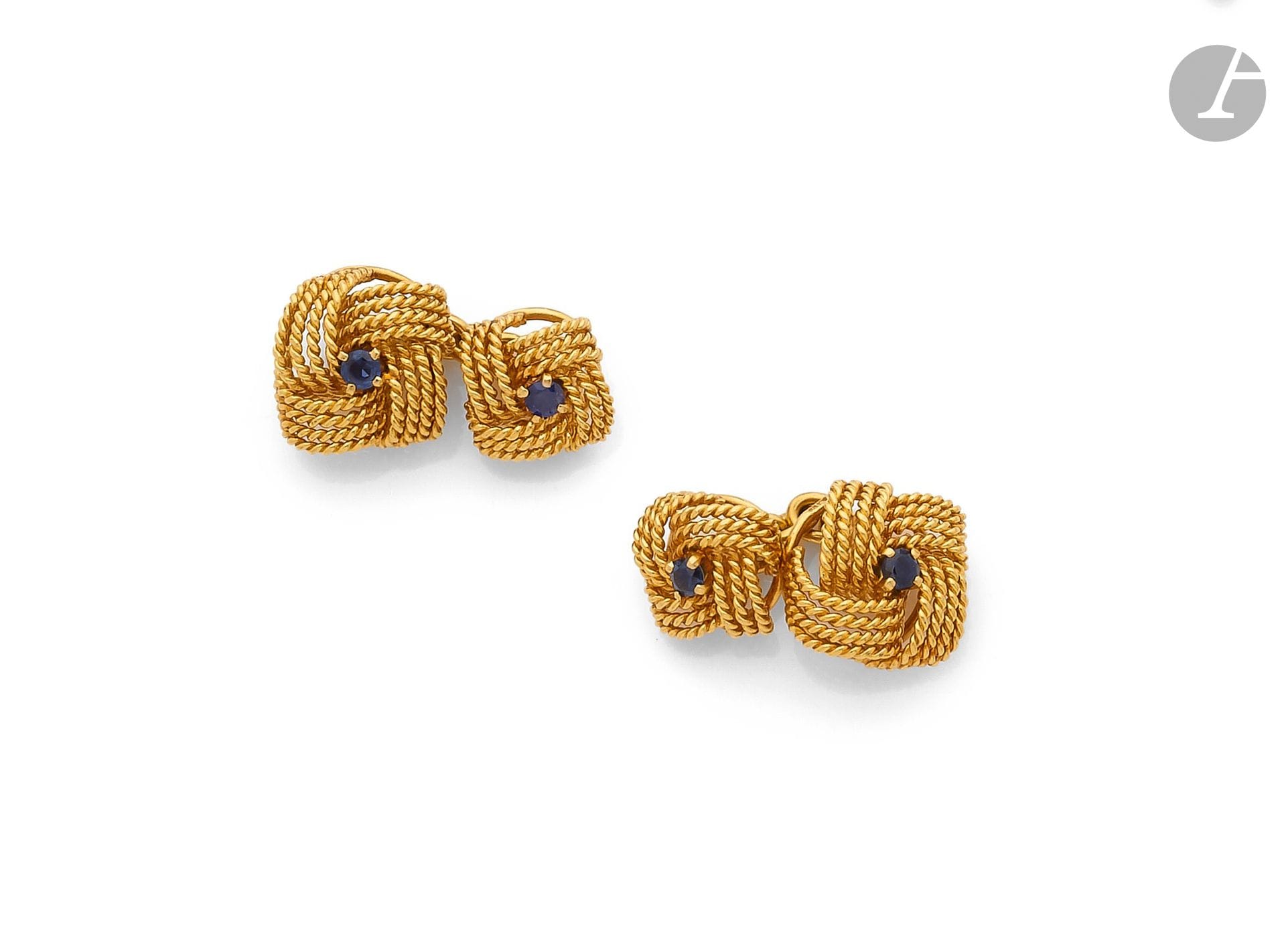 Paire de boutons de manchettes en fils cordés d’or 18K (750), chacun serti d’un saphir. Travail anglais. Poids brut: 13,7g