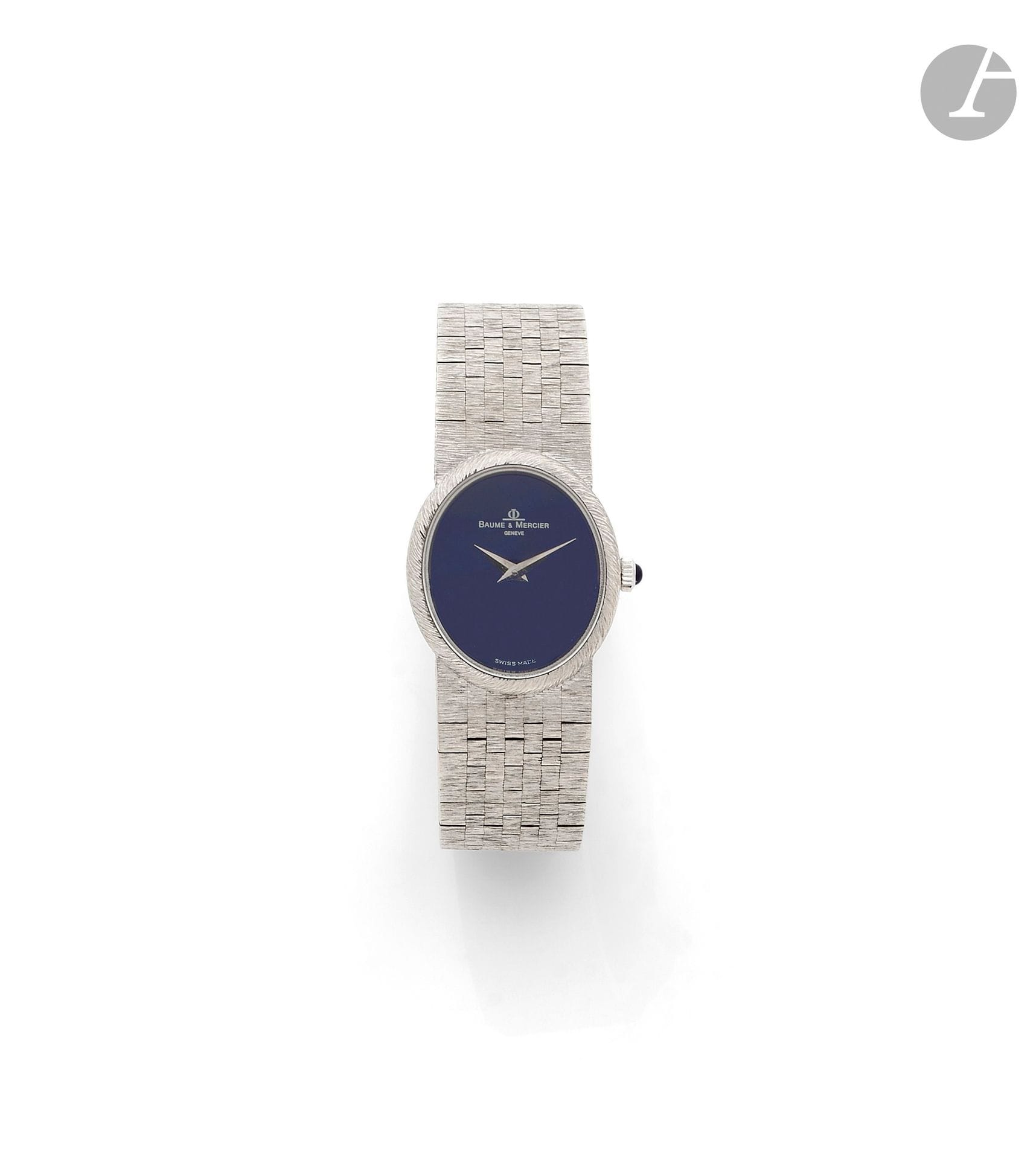 BAUME ET MERCIER
ANNÉES 70
Montre bracelet de dame en or gris 18K (750).
Boîtier: ovale, fond à pression.
Cadran: laqué bleu, aiguilles dauphine.
Mouvement: mécanique, cal. BM 775.
Bracelet : intégré en or gris satiné, boucle simple, non signée.
Cadran, boîtier et mouvement signés. 
Numérotée 429792.
Diam. 22mm - Longueur: 16,5 environ.
Poids brut: 53,64g