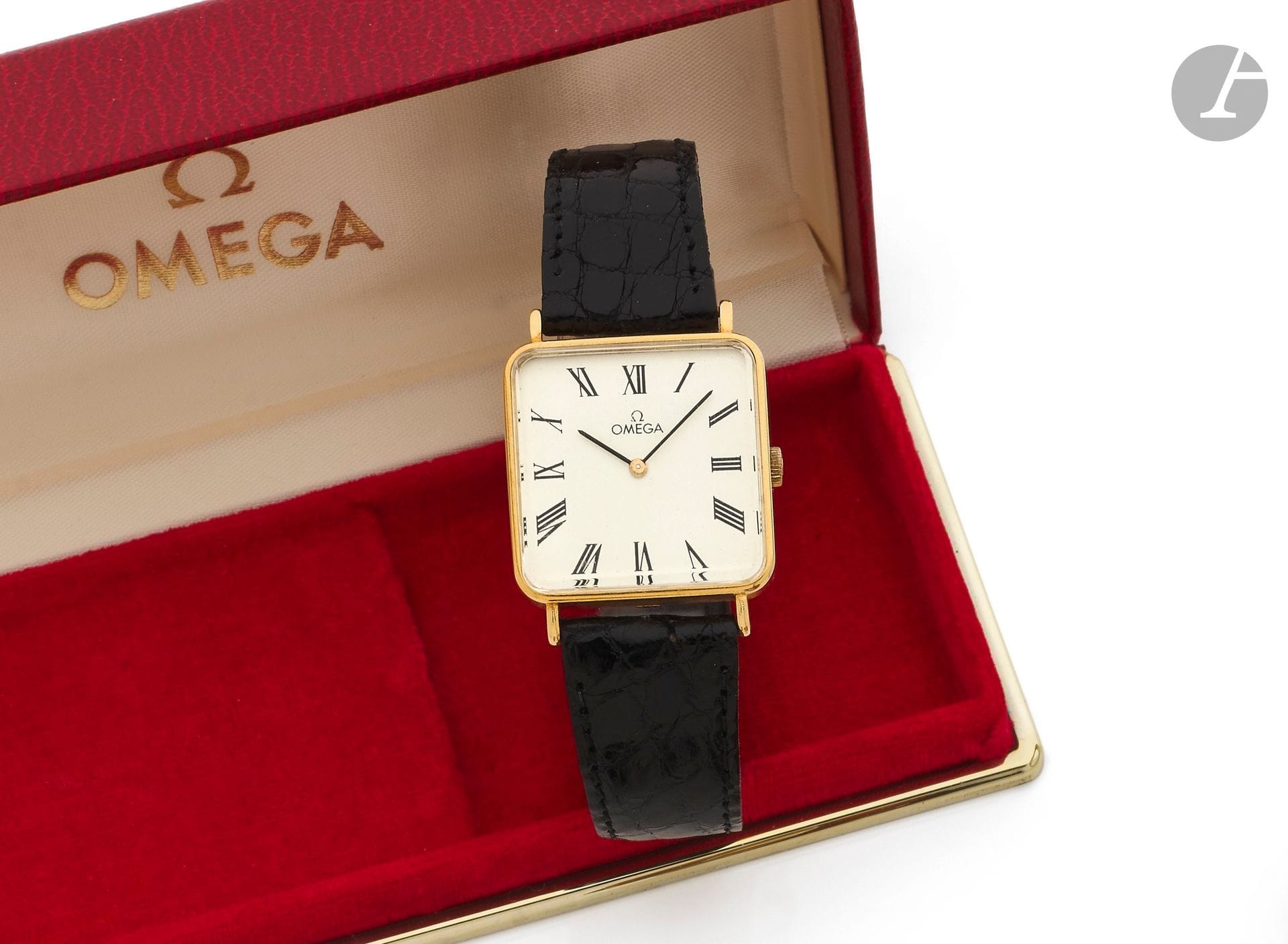 OMEGA
CIRCA 1967
Montre bracelet en or jaune 18K (750) sur cuir.
Boîtier: carré à coins arrondis, fond à pression, poinçon français.
Cadran: blanc, index chiffres romains peints.
Mouvement: mécanique, forme ronde, cal. 620, N° 25’123’092.
Bracelet: cuir avec boucle ardillon rapportée.
Cadran, boîtier et mouvement signés. 
Numérotée 1’113’510.
Diam. 27mm
Poids brut: 26,07g
Avec: écrin.
(À réviser)