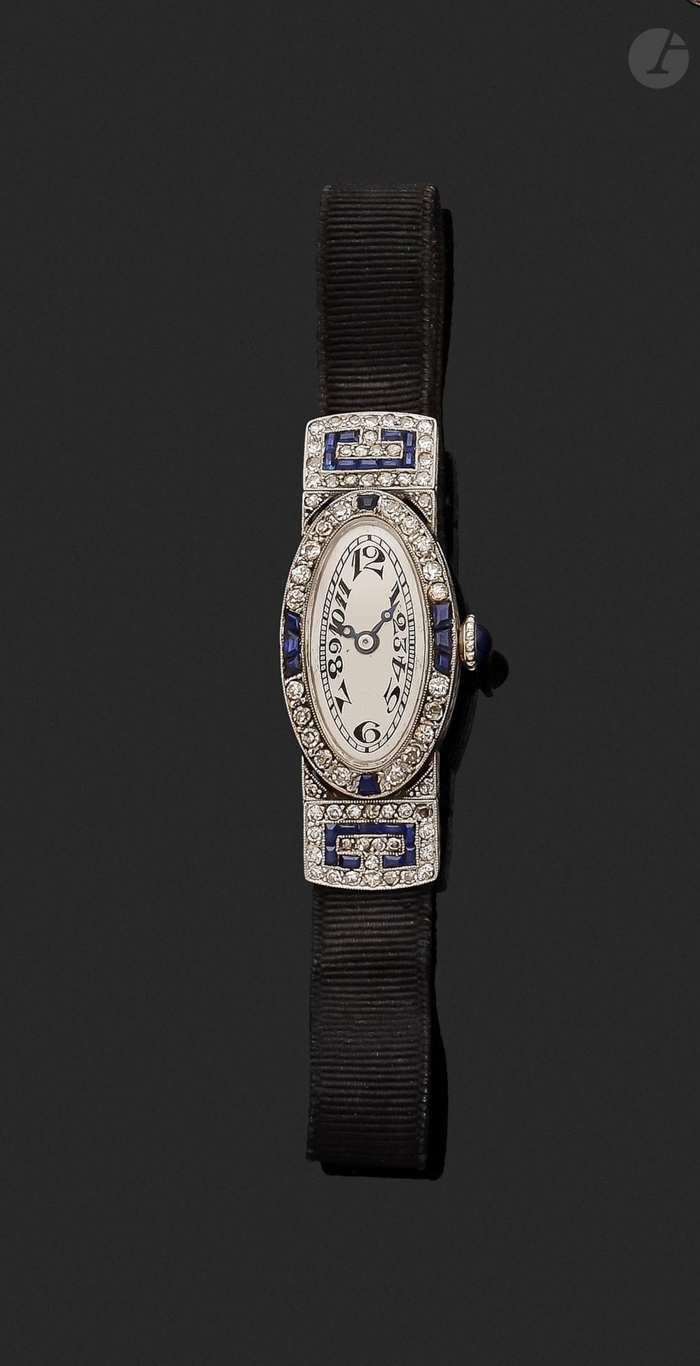 Ladies' watch in platinum and 18K (750) white gold, set with calibrated sapphires and round old-cut diamonds, cabochon sapphire winding mechanism, mechanical movement. Swiss work of the 1920s. Gross weight: 14g (not working, chips)