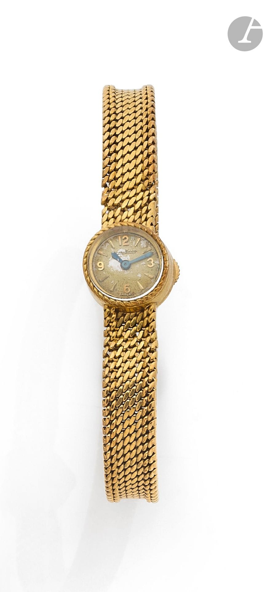 JAEGER LECOULTRE
ANNÉES 40
Montre bracelet de dame en or jaune 18K (750).
Boîtier: rond, remontoir au dos.
Cadran: doré, index appliqués, aiguilles glaive en acier bleui.
Mouvement: mécanique, type duoplan.
Bracelet: ruban or jaune intégré, boucle simple.
Signée et numérotée 716757.
Diam. 13mm - Longueur: 16,5 cm environ.
Poids brut: 22,35g
(À réviser)