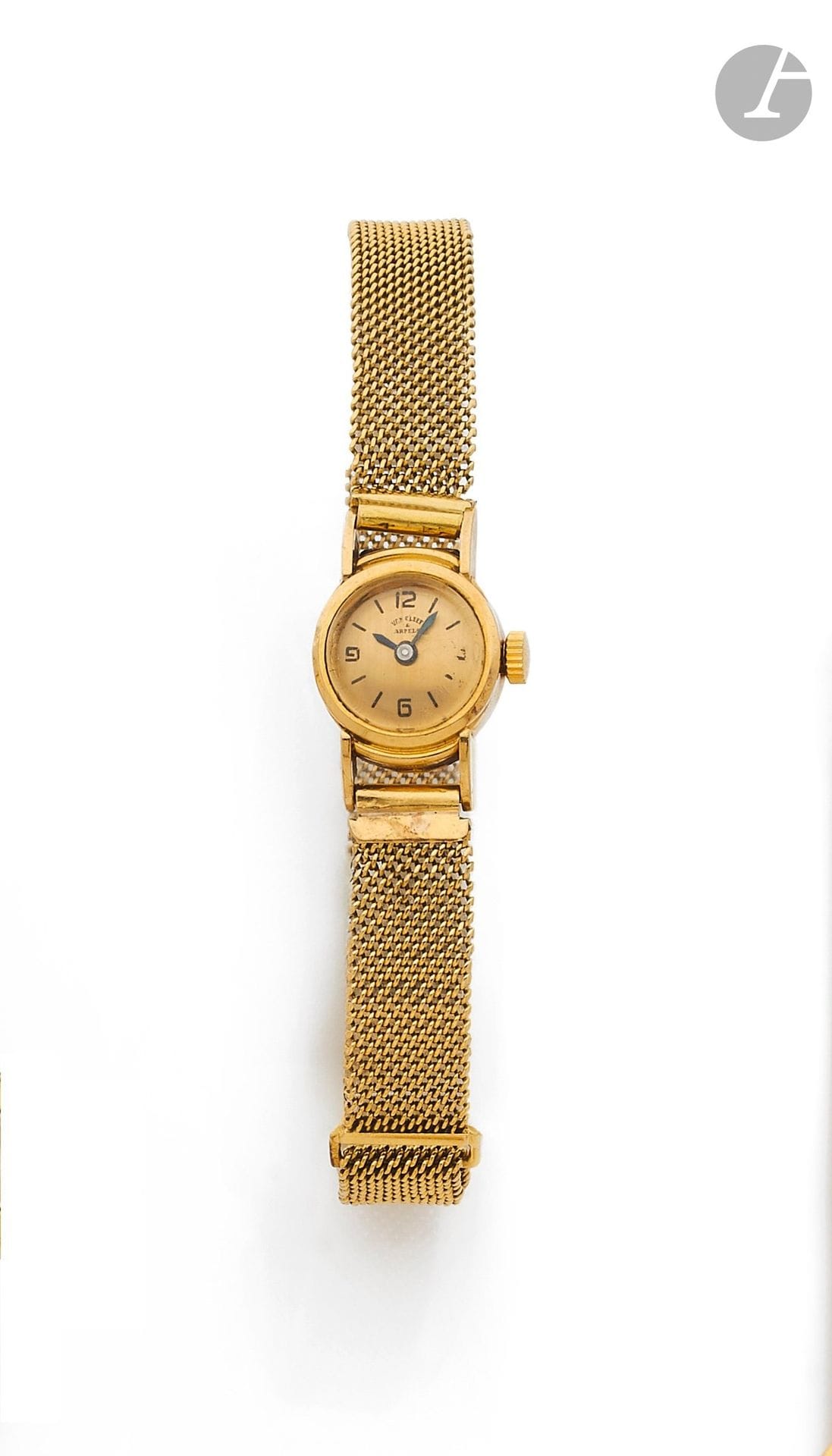 TRAVAIL FRANÇAIS
ANNÉES 30
Montre bracelet de dame en or jaune 18K (750).
Boîtier: tonneau à charnière, lunette ronde, poinçon français.
Cadran: doré, signé Van Cleef & Arpels.
Mouvement: mécanique, non signé.
Bracelet : or jaune à maille fine tissé (à ressouder d’un côté), boucle ajourée avec longueur ajustable.
Cadran, boîtier et mouvement signés. 
Numérotée 74882.
Diam. 14mm
Poids brut: 19,34g
(À réviser).