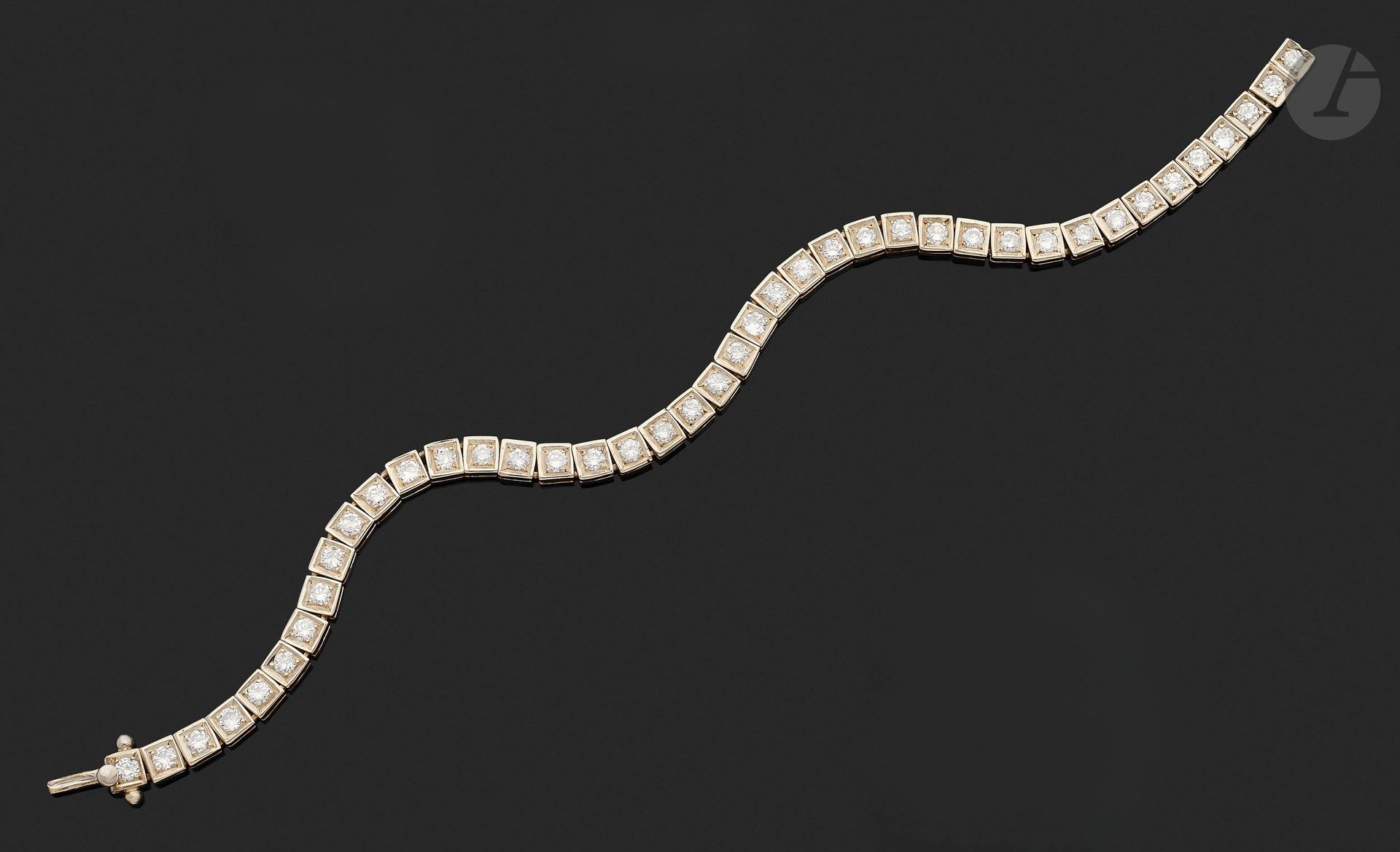 Line bracelet in 18K (750) gold, set with round brilliant-cut diamonds. Length: 18.5cm approx. Gross weight: 17.1g
