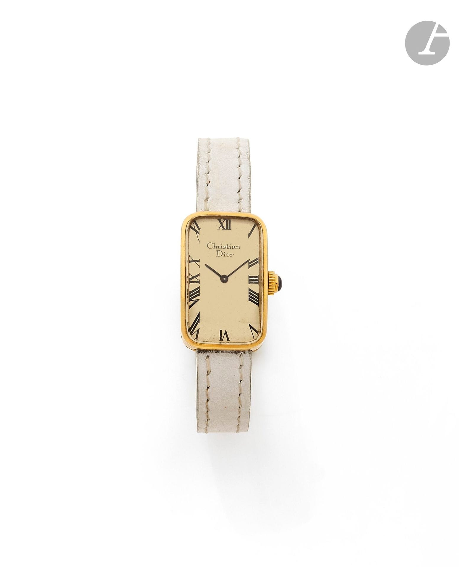 CHRISTIAN DIOR
ANNÉES 70
Montre bracelet de dame vintage en or jaune 18K (750) sur cuir.
Boîtier: rectangulaire curvex à coins arrondis, vissé sur la carrure (manque une vis).
Cadran: émail blanc, index chiffres romains peints.
Mouvement: mécanique.
Bracelet : cuir avec attache coulissante en or.
Signée et numérotée 65031.
Dim. 25 x 15mm  - Longueur: 15 cm environ.
Poids brut: 22,09g