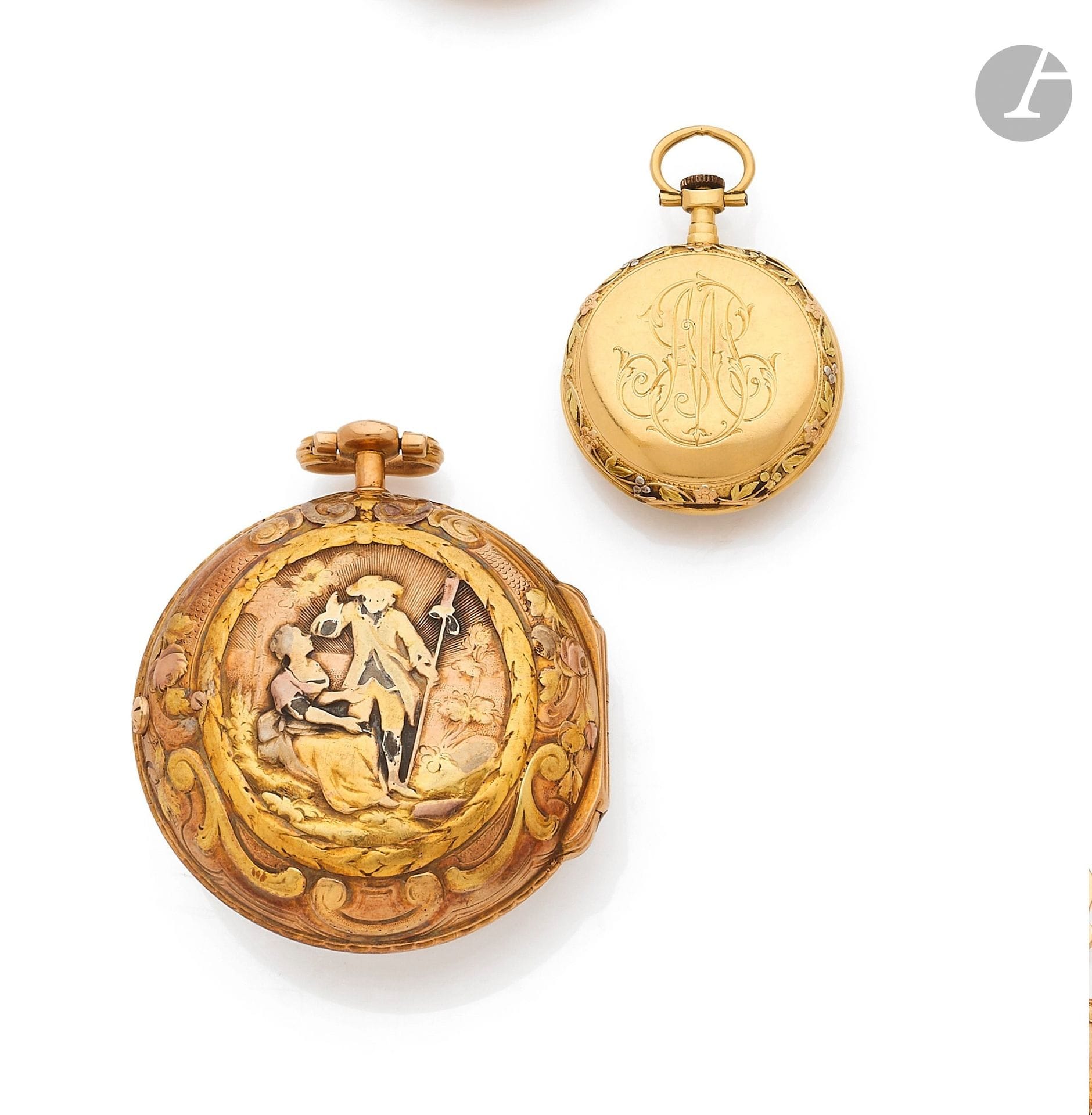 DUMONT à ANNECY
FIN XVIIIe
Montre de poche en trois tons d’or.
Boîtier: revers décoré d’une scène galante ciselée.
Cadran: émail blanc, index chiffres romains peints.
Mouvement: à coq.
Diam. 44mm
Poids brut: 71,64g
Joint une montre de col en or jaune 18K (750) (fêles au cadran): Poids brut: 20,31g