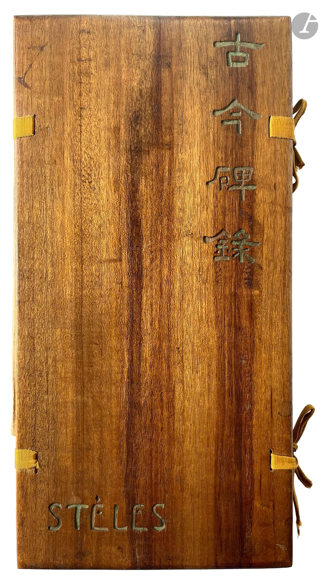 SEGALEN (Victor).
Stèles.
Péking : pour Georges Crès & Cie, 1914. —In-8 allongé, en feuilles pliées à la chinoise, sous deux plaques de bois, la première comprenant le titre gravé en chinois et en français, tenues à l'aide de deux liens de tissus jaune.
Seconde édition, en partie originale, la première en librairie, publiée dans la « Collection coréenne ». Imprimée à Pékin sur les presses du Pei-T'Ang, elle comprend 16 stèles qui ne figuraient pas dans l'originale de 1912, et un texte nouveau de l'auteur intitulé « Justification de l'édition ».

Tirage limité à 640 exemplaires. Un des 570 sur vergé feutré, complet de la bande de papier feutré comportant le titre.

Rousseurs sur la couverture, petite mouillure dans la marge intérieure de quelques feuillets. Quelques rousseurs éparses sans gravité.