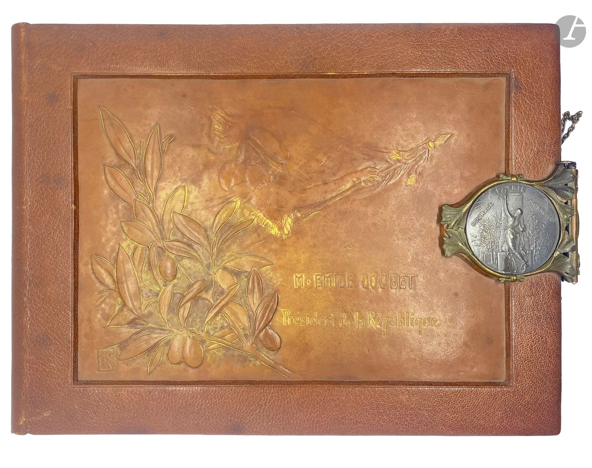 [LOUBET (Émile)].
L'Union des sociétés de gymnastique de France. Souvenir des fêtes fédérales.
Nancy : Ateliers de la maison A. Barbier et F. Paulin, [1902]. — Album in-4 oblong, maroquin fauve, décor modelé rehaussé d'or, représentant sur le premier plat un gymnaste portant un drapeau, devant lequel figure des branches d'olivier et accompagné de la mention «M. Émile Loubet, président de la République », et sur le second plat un cadre portant les dates des fêtes fédérales, entouré de feuilles de chêne, fermoir très finement ciselé à motifs de feuilles de Ginko, incorporant une médaille portant la devise « Courage Patrie Moralité » du côté du premier plat, et la date de 1902 de celui du second plat, dos lisse, dentelle dorée en encadrement à l'intérieur, doublures et gardes de soie moirée cerise (E. Destrées).
Album unique, spécialement composé pour le président de la république Émile Loubet, en commémoration des fêtes fédérales de l'Union des sociétés de gymnastique de France, données de 1892 à 1902.

Composé par les ateliers Barbier et Paulin à Nancy, il comporte un titre peint par le peintre lorrain Edmond Lombard, un portrait photographique du président, et 23 feuillets de portraits et photographies des différents événements, le tout incorporé dans un décor unique, le plus souvent peint.

À la fin se trouve, sur 5 pages, la signature autographe de tous les convives qui ont participé au banquet du 1er novembre 1902 sous la présidence du général André, ministre de la guerre. On y trouve essentiellement des hommes politiques (députés, maires, etc.) et des membres de l'union.

Superbe exemplaire en reliure dans le plus pure style Art nouveau, faite à Nancy par E. Destrées. Elle présente sur les plats un décor distinct modelé en creux, signé d'Edmond Lombard.